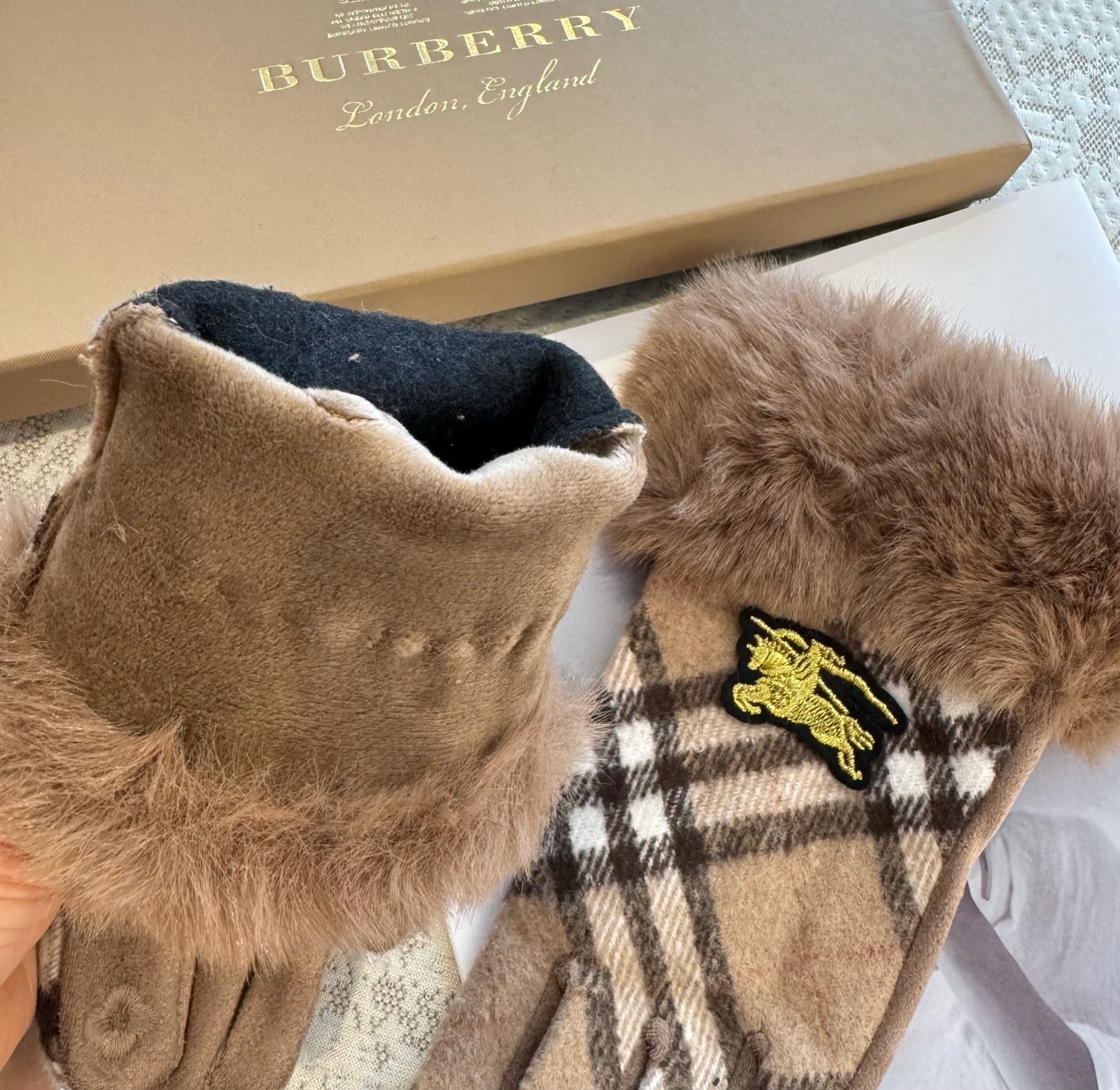 巴宝莉BURBERRY 专柜新品羊毛手套，时尚手套，秋冬保暖加绒内里，经典格子，上手超舒适柔软、百搭！均