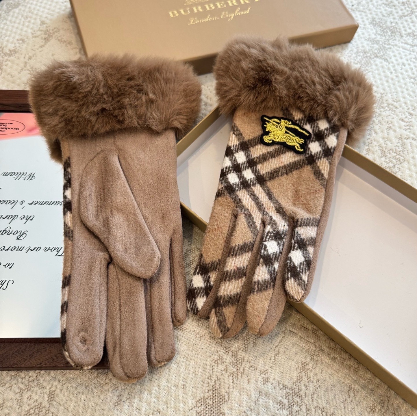 巴宝莉BURBERRY 专柜新品羊毛手套，时尚手套，秋冬保暖加绒内里，经典格子，上手超舒适柔软、百搭！均
