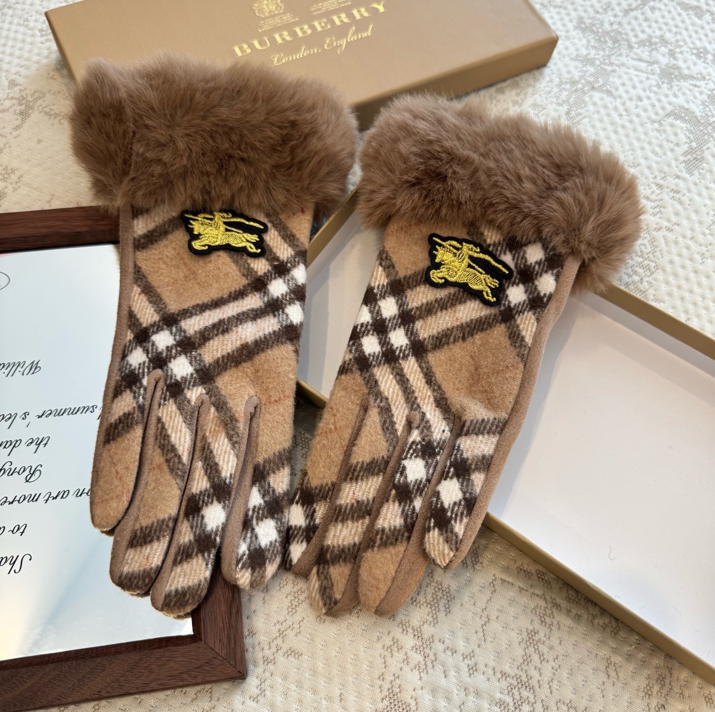 巴宝莉BURBERRY 专柜新品羊毛手套，时尚手套，秋冬保暖加绒内里，经典格子，上手超舒适柔软、百搭！均