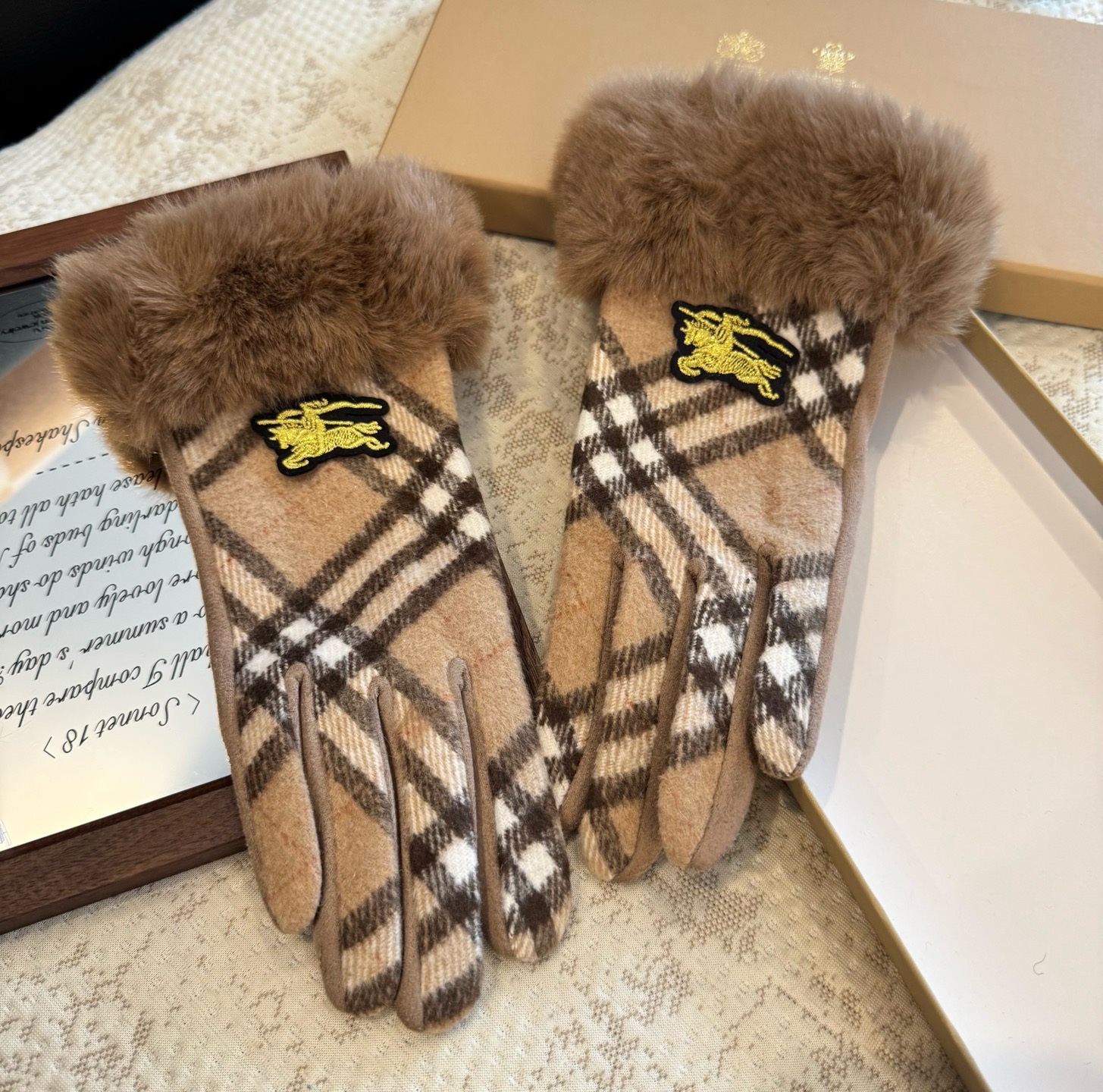 巴宝莉BURBERRY 专柜新品羊毛手套，时尚手套，秋冬保暖加绒内里，经典格子，上手超舒适柔软、百搭！均