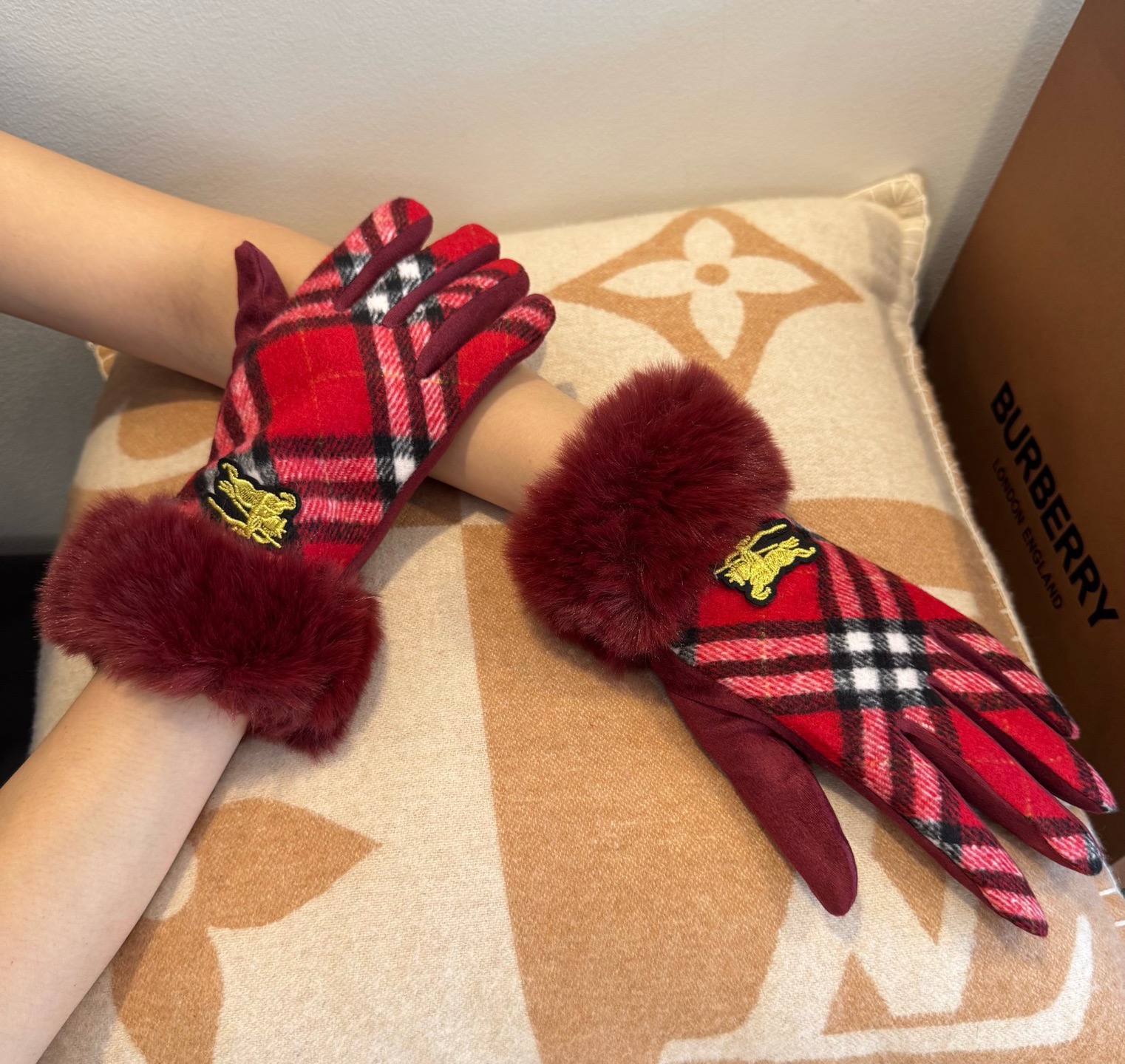 巴宝莉BURBERRY 专柜新品羊毛手套，时尚手套，秋冬保暖加绒内里，经典格子，上手超舒适柔软、百搭！均