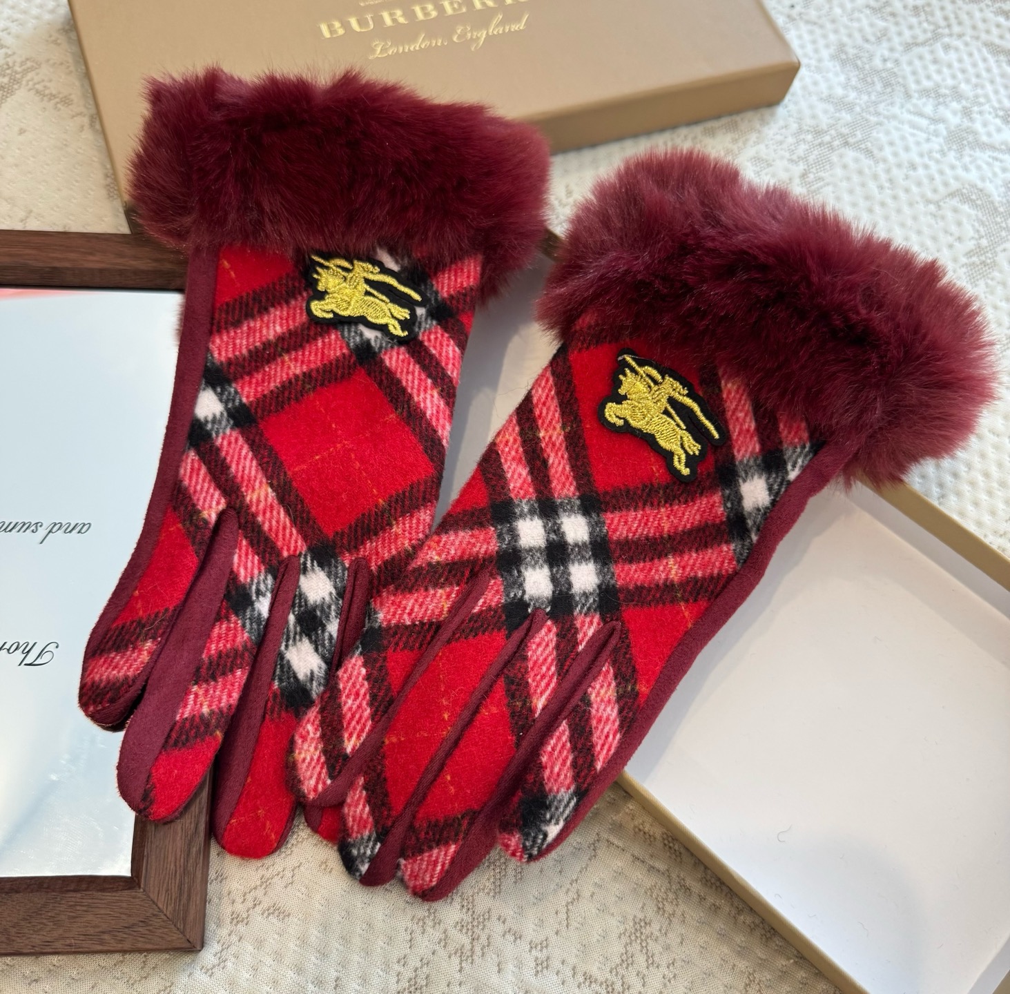巴宝莉BURBERRY 专柜新品羊毛手套，时尚手套，秋冬保暖加绒内里，经典格子，上手超舒适柔软、百搭！均