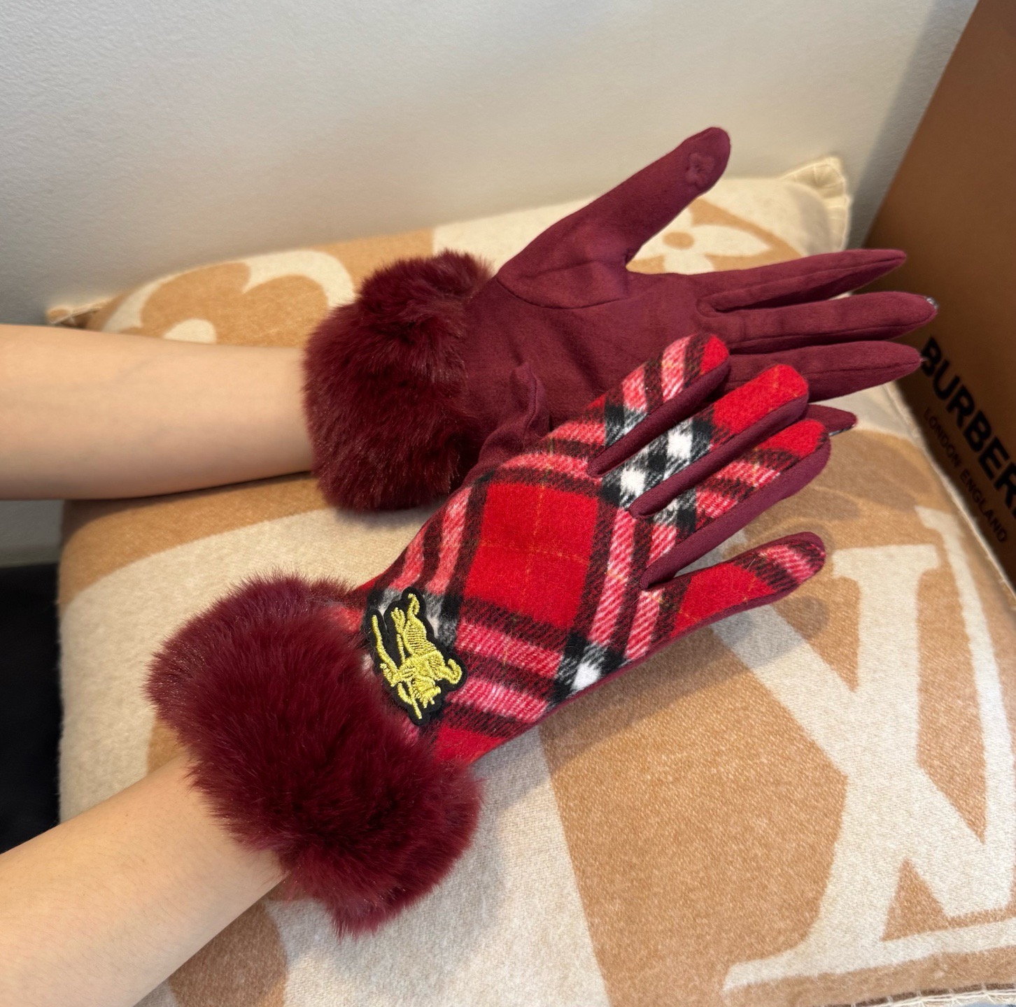 巴宝莉BURBERRY 专柜新品羊毛手套，时尚手套，秋冬保暖加绒内里，经典格子，上手超舒适柔软、百搭！均