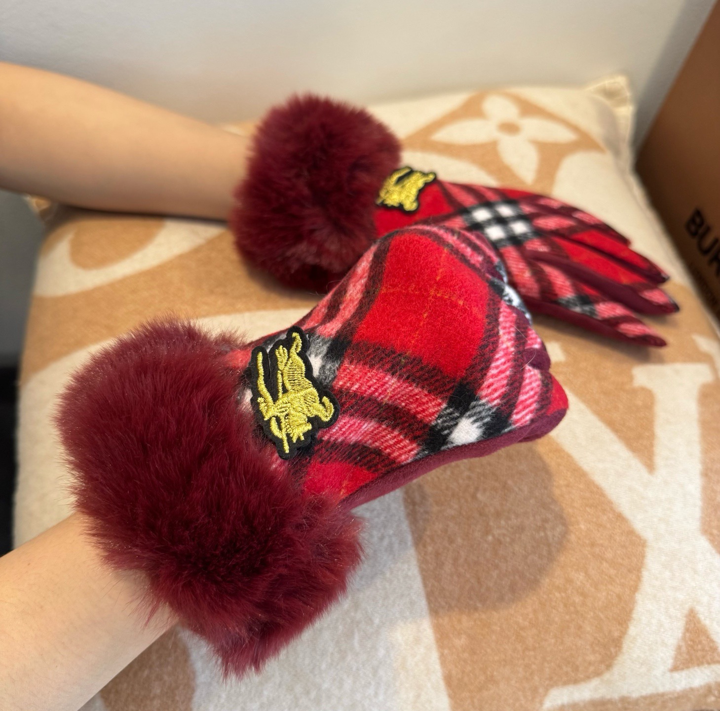 巴宝莉BURBERRY 专柜新品羊毛手套，时尚手套，秋冬保暖加绒内里，经典格子，上手超舒适柔软、百搭！均