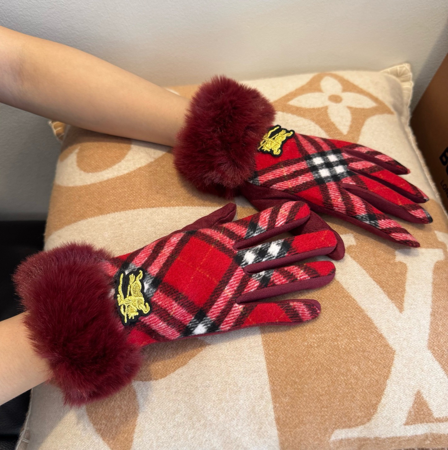 巴宝莉BURBERRY 专柜新品羊毛手套，时尚手套，秋冬保暖加绒内里，经典格子，上手超舒适柔软、百搭！均