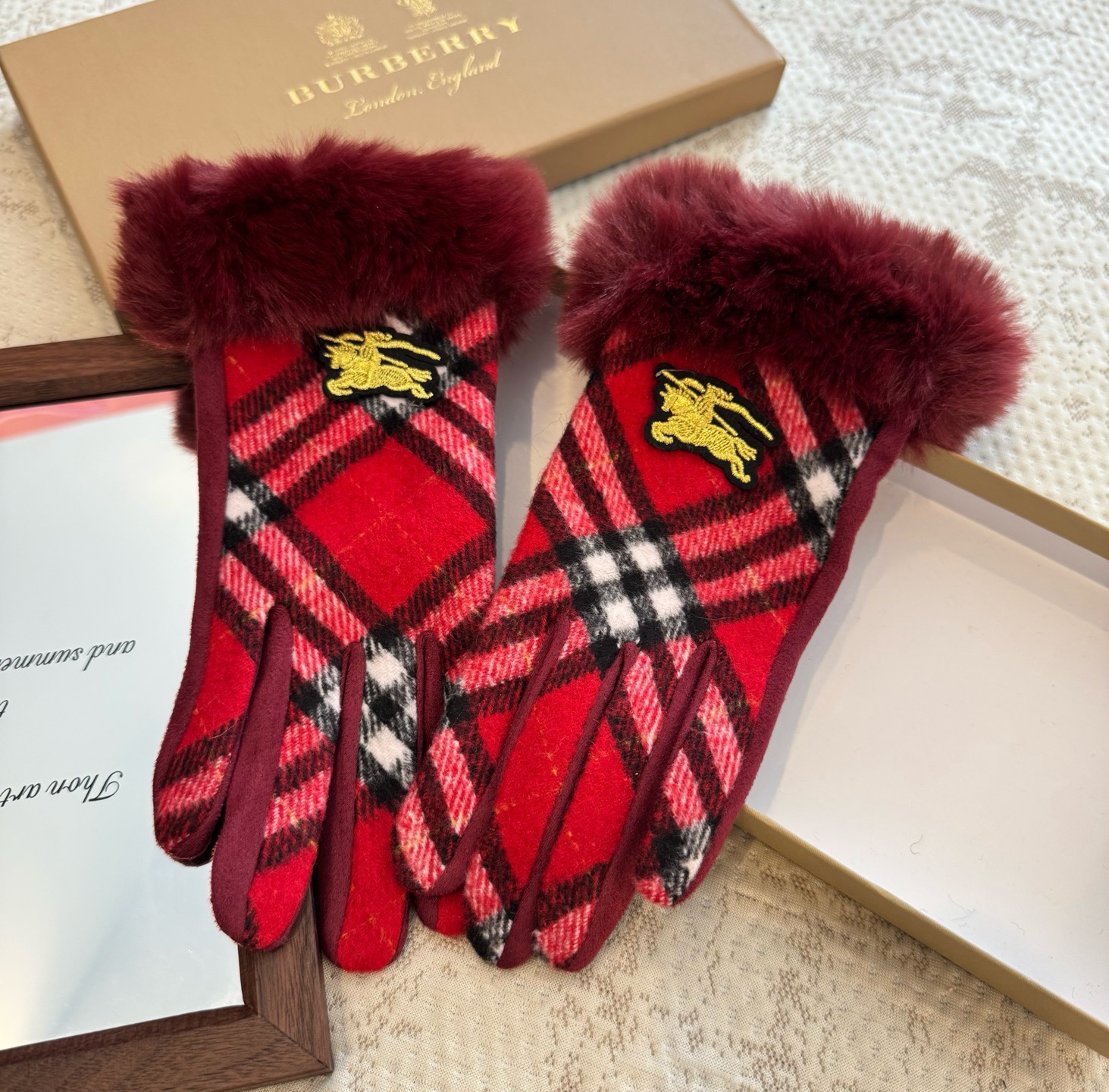 巴宝莉BURBERRY 专柜新品羊毛手套，时尚手套，秋冬保暖加绒内里，经典格子，上手超舒适柔软、百搭！均