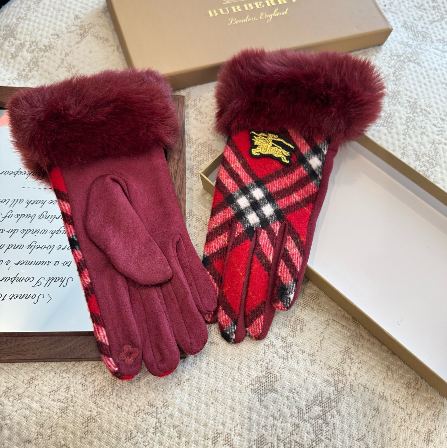 巴宝莉BURBERRY 专柜新品羊毛手套，时尚手套，秋冬保暖加绒内里，经典格子，上手超舒适柔软、百搭！均