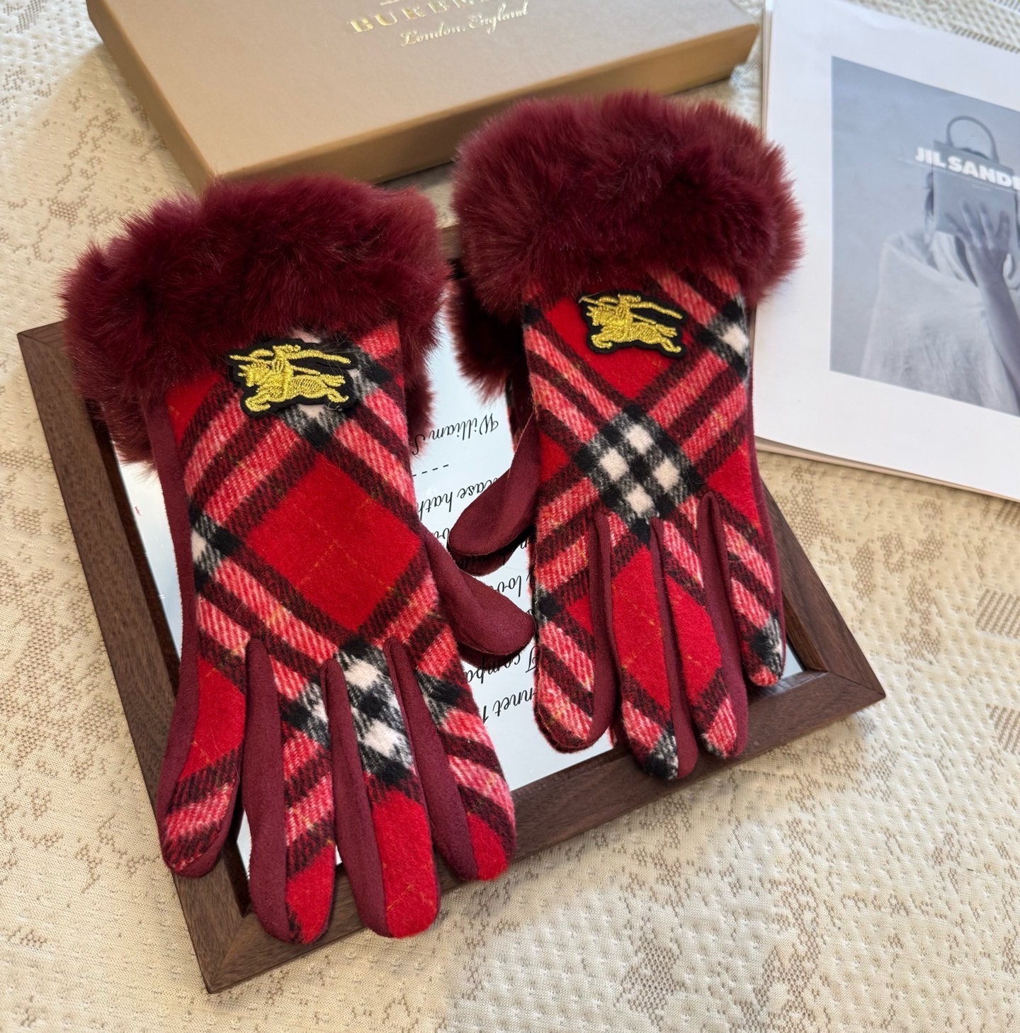 巴宝莉BURBERRY 专柜新品羊毛手套，时尚手套，秋冬保暖加绒内里，经典格子，上手超舒适柔软、百搭！均