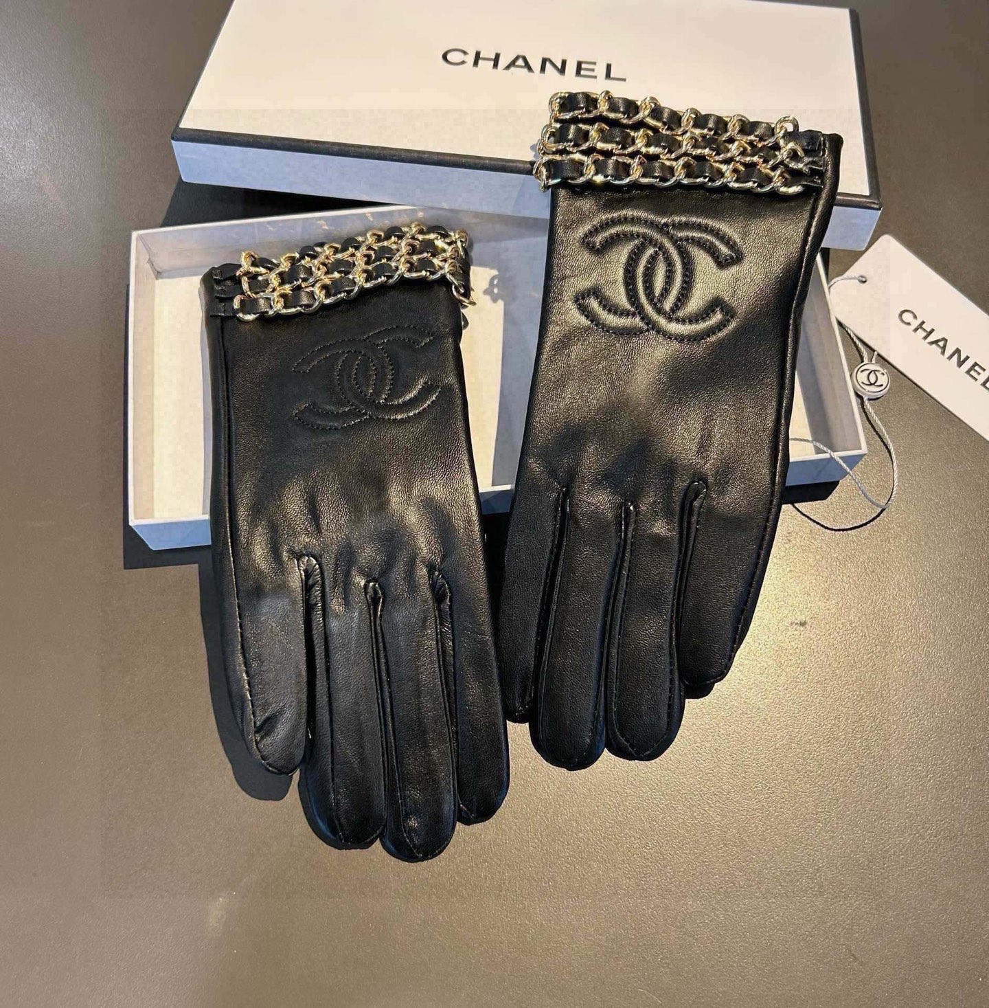 Chanel 香奈儿2025双C链条秋冬💐机车🚗手套🌸美美滴👍值得对比。。同款不同品质，秒杀市场差产品，