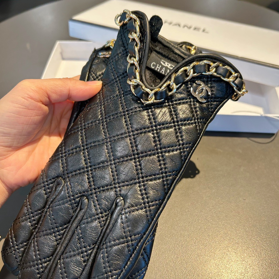 Chanel 香奈儿2025双C链条秋冬💐机车🚗手套🌸美美滴👍值得对比。。同款不同品质，秒杀市场差产品，