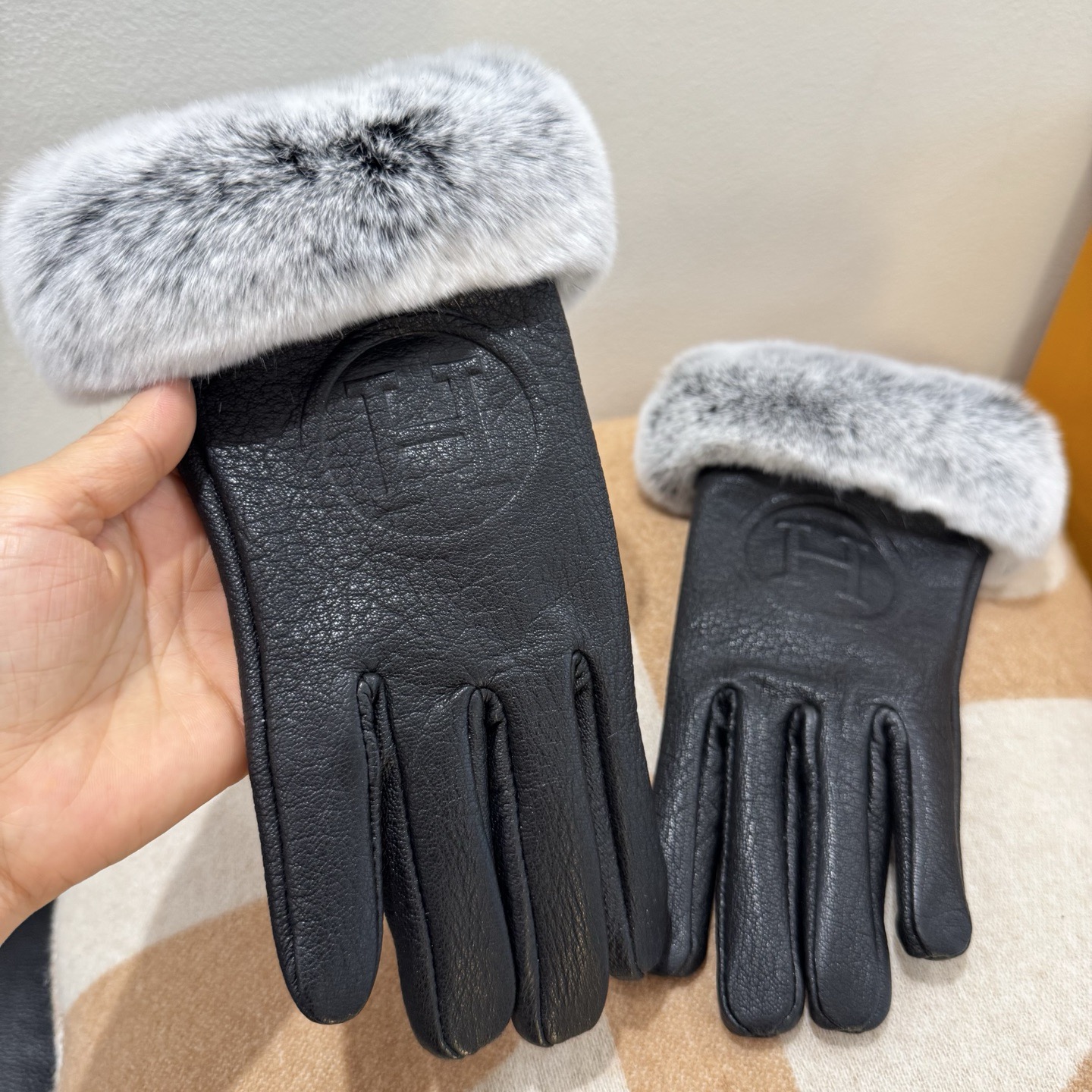 HERMES🦌鹿皮爱马仕🐎2025🧤秋冬大H懒兔毛羊皮手套👍手机触屏，值得对比。。同款不同品质，秒杀市场