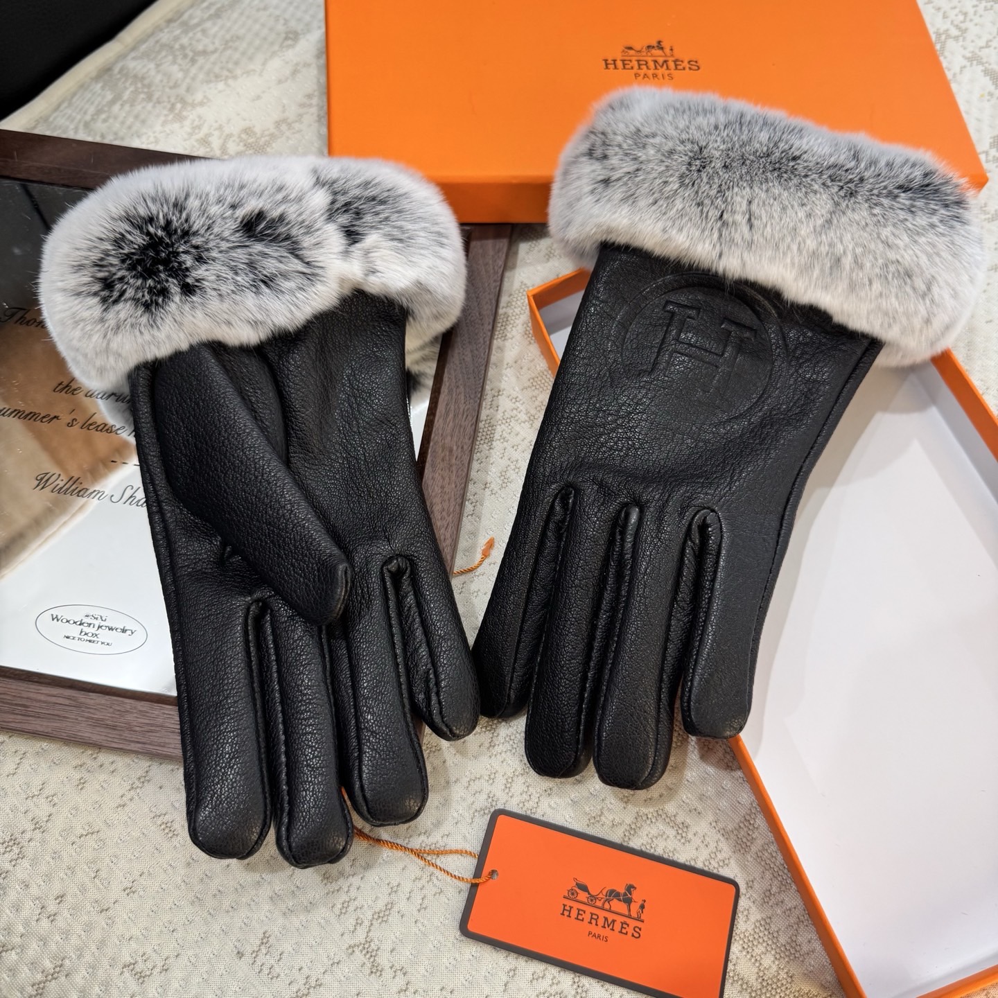 HERMES🦌鹿皮爱马仕🐎2025🧤秋冬大H懒兔毛羊皮手套👍手机触屏，值得对比。。同款不同品质，秒杀市场