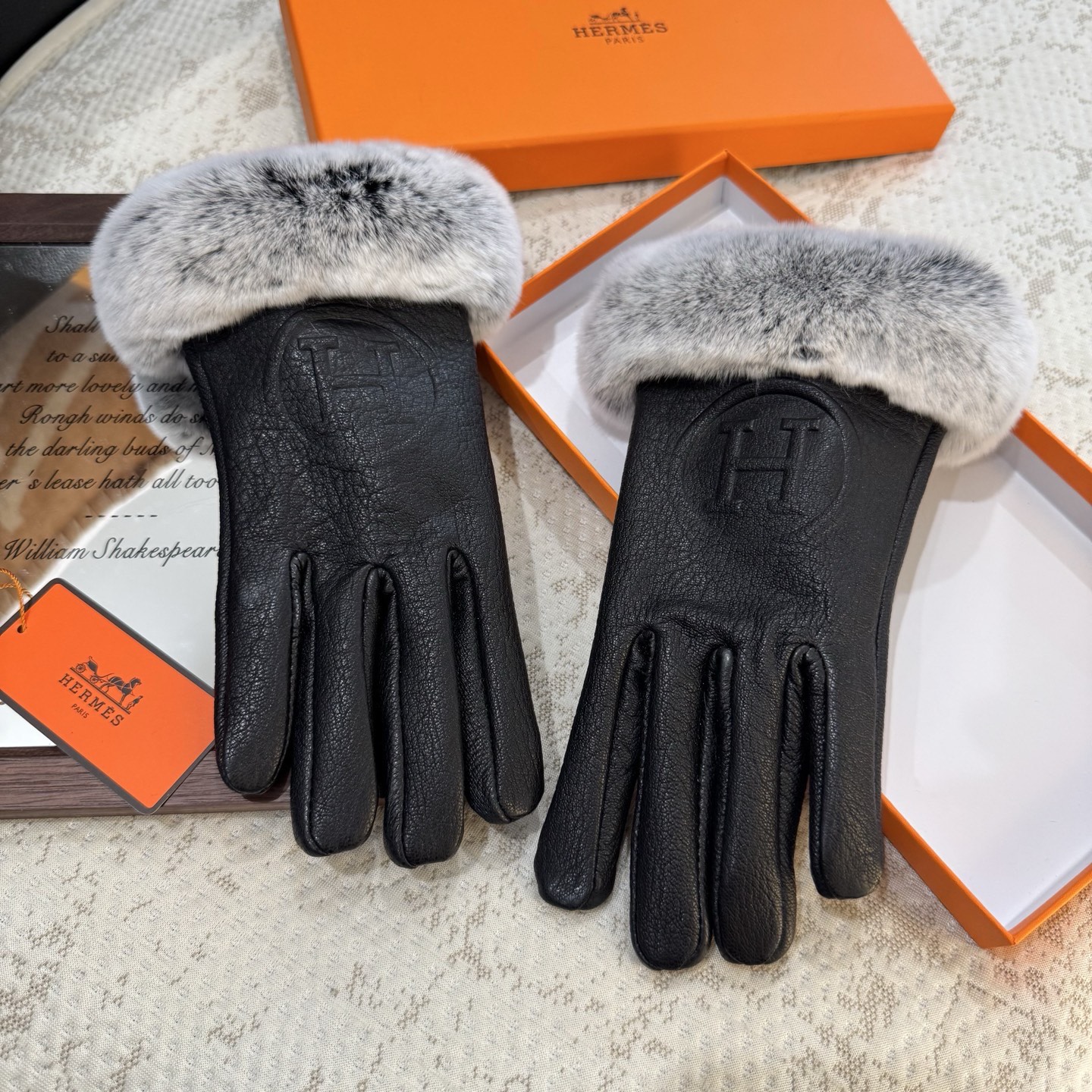 HERMES🦌鹿皮爱马仕🐎2025🧤秋冬大H懒兔毛羊皮手套👍手机触屏，值得对比。。同款不同品质，秒杀市场
