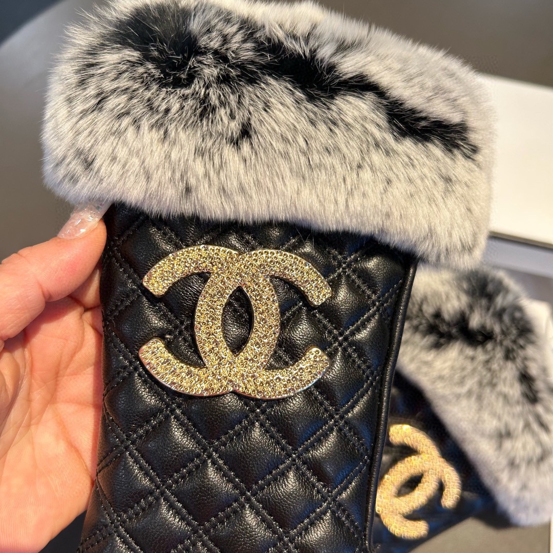 Chanel 香奈儿2025秋冬短款懒兔毛手套👍值得对比。。同款不同品质，秒杀市场差产品，进口一级羊皮➕