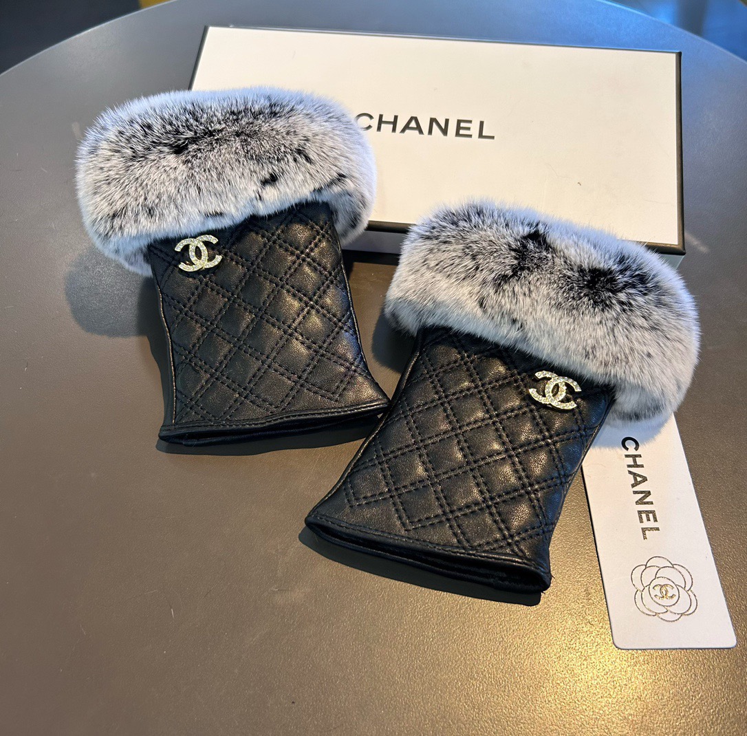 Chanel 香奈儿2025秋冬短款懒兔毛手套👍值得对比。。同款不同品质，秒杀市场差产品，进口一级羊皮➕