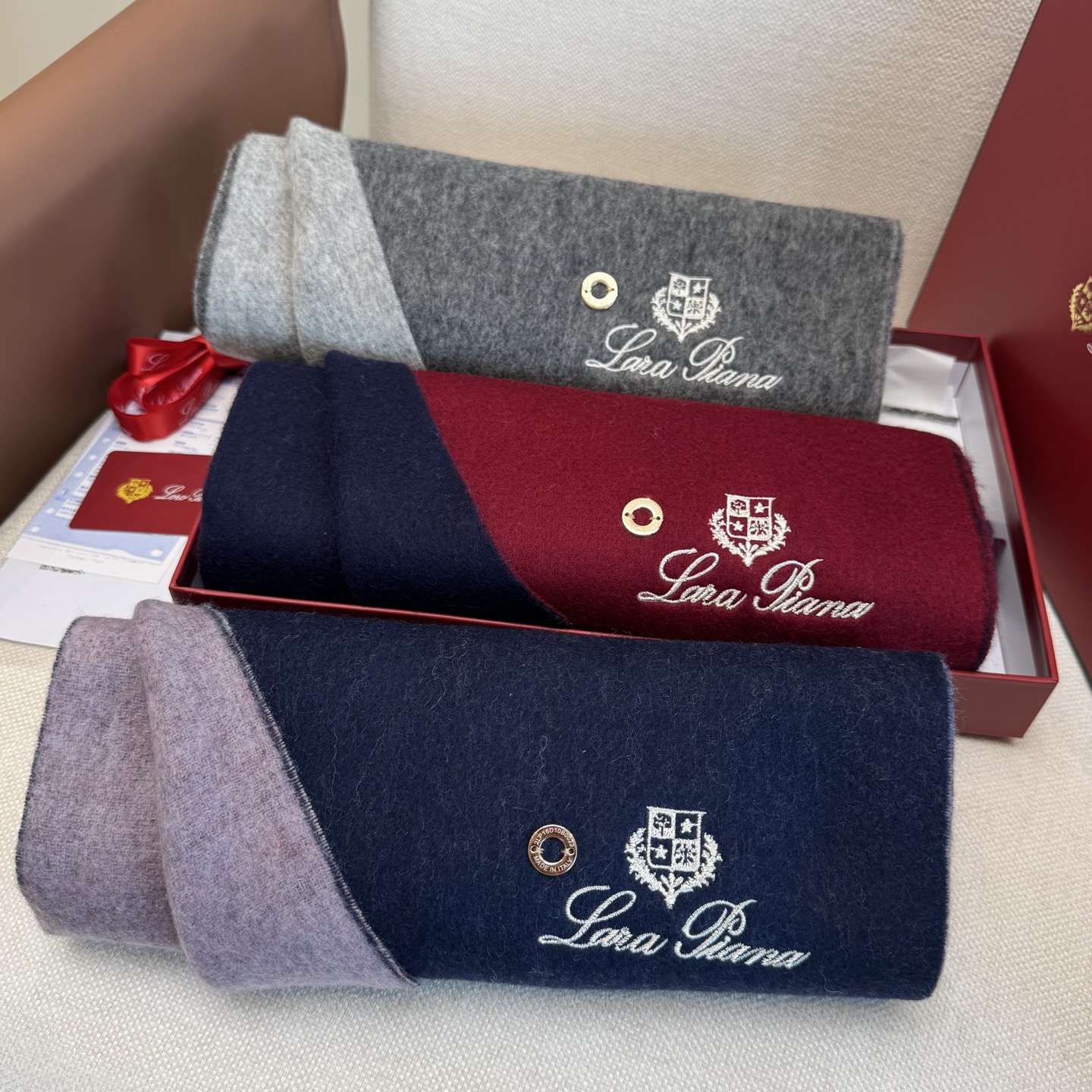Loewe Loewe · 罗意威难得一见的温柔配色 低调又不失优雅 重点推荐 羊绒双面配色