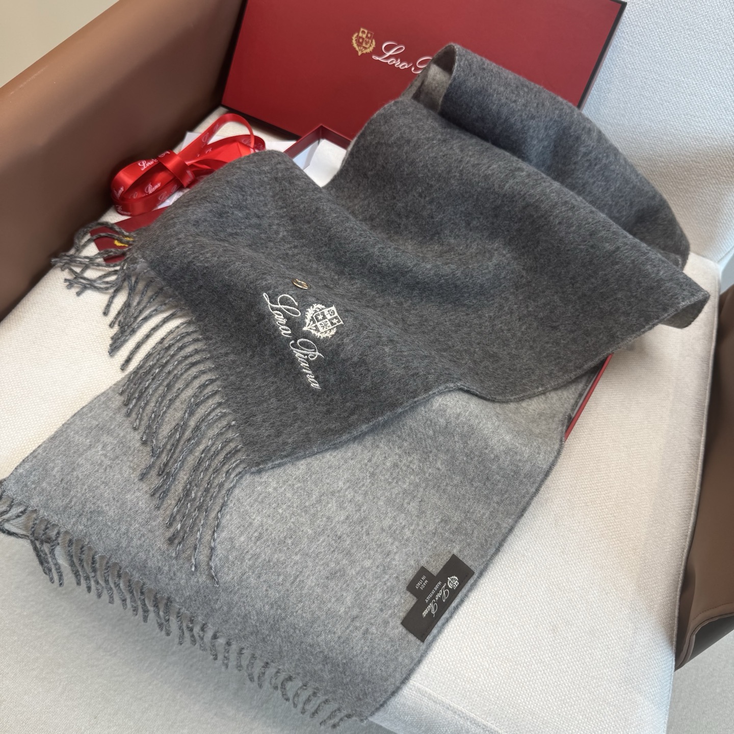 Loewe Loewe · 罗意威难得一见的温柔配色 低调又不失优雅 重点推荐 羊绒双面配色
