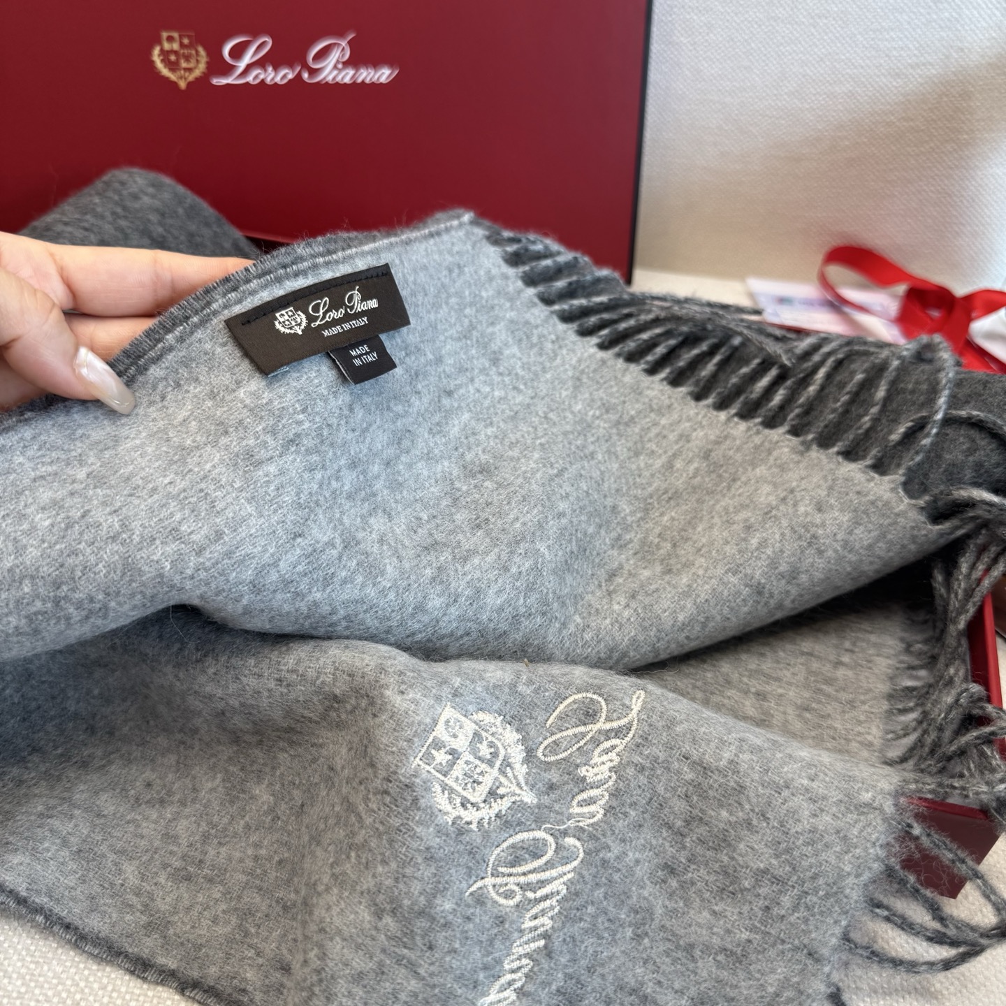 Loewe Loewe · 罗意威难得一见的温柔配色 低调又不失优雅 重点推荐 羊绒双面配色