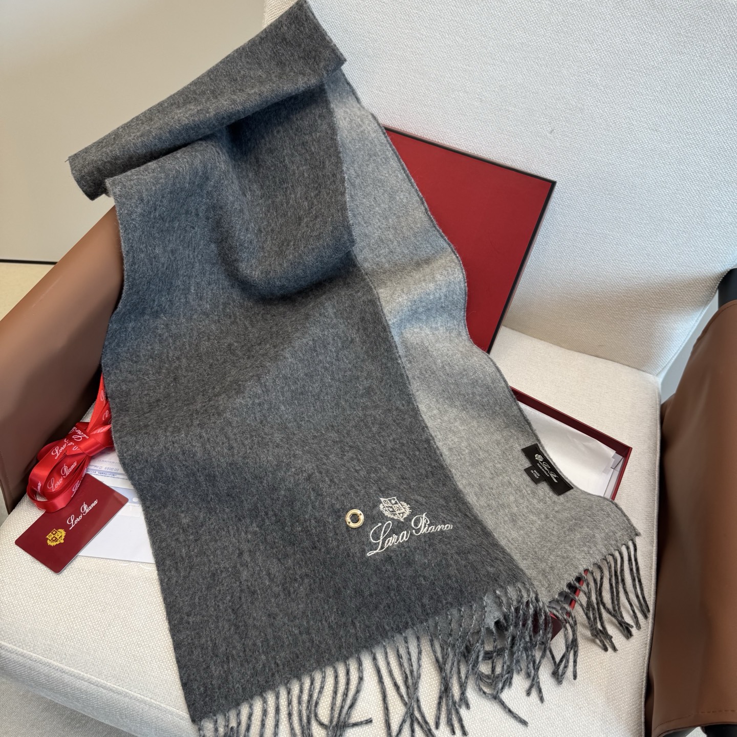 Loewe Loewe · 罗意威难得一见的温柔配色 低调又不失优雅 重点推荐 羊绒双面配色