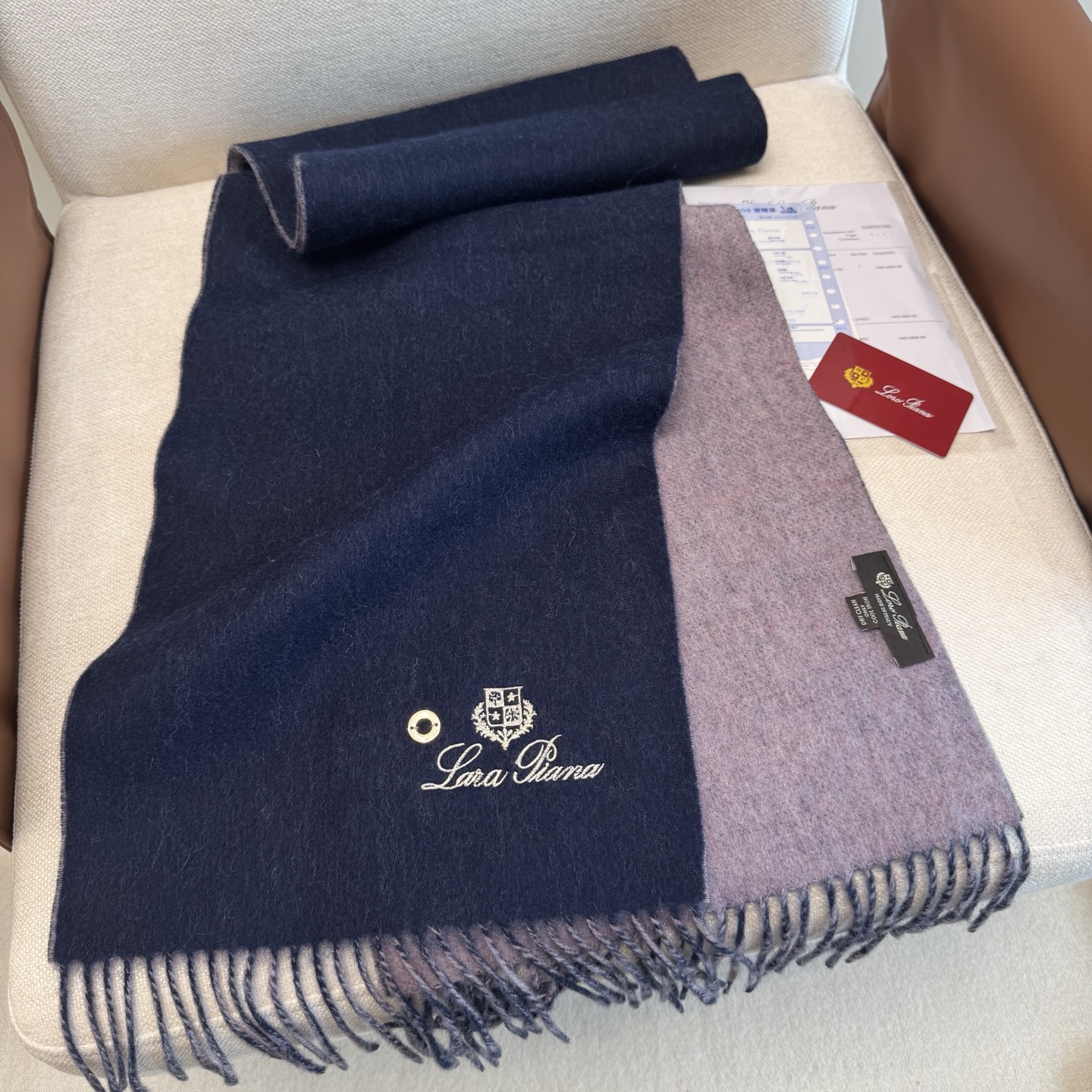 Loewe Loewe · 罗意威难得一见的温柔配色 低调又不失优雅 重点推荐 羊绒双面配色