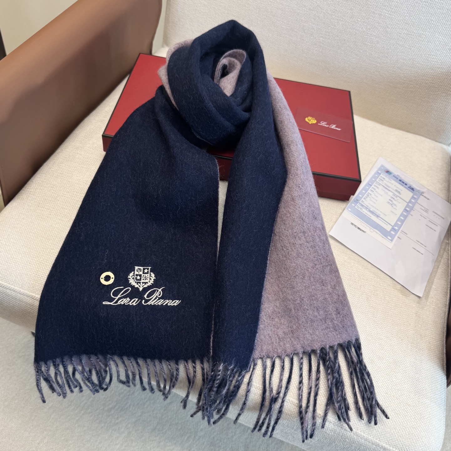 Loewe Loewe · 罗意威难得一见的温柔配色 低调又不失优雅 重点推荐 羊绒双面配色