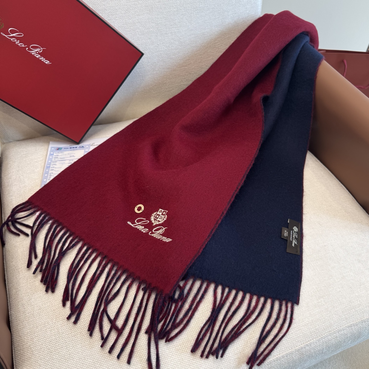 Loewe Loewe · 罗意威难得一见的温柔配色 低调又不失优雅 重点推荐 羊绒双面配色