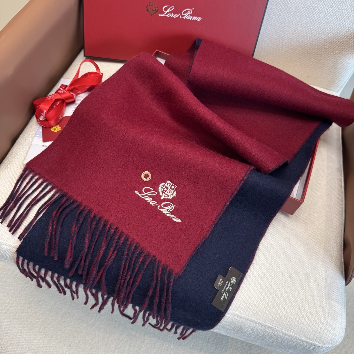 Loewe Loewe · 罗意威难得一见的温柔配色 低调又不失优雅 重点推荐 羊绒双面配色