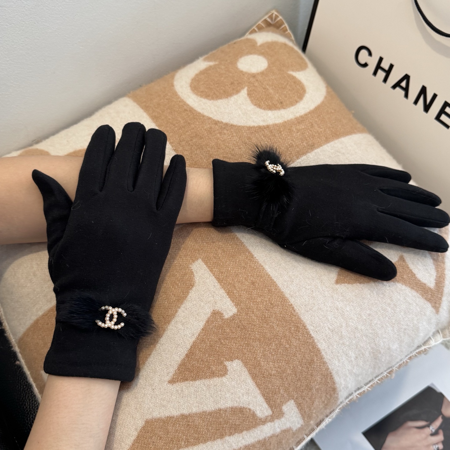 NO:554717,Batch 2025 new Chanel Chanel counter new wool gloves, fashionable gloves, warm in autumn and winter with velvet lining, super comfortable, soft and versatile!  One size fits all gloves, gloves, chanel, chanel, gloves19860909批 2025新款Chanel香奈儿专柜新品羊毛手套,时尚手套,秋冬保暖加绒内里,上手超舒适柔软、百搭！均码手套,手套,chanel,chanel,gloves,accessory