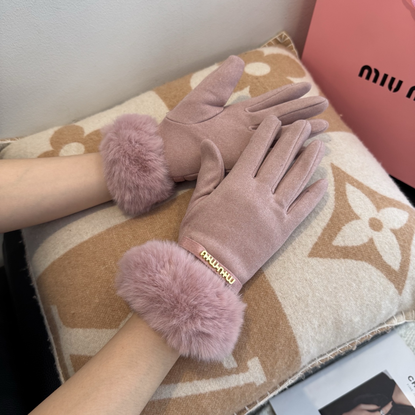 NO:554696,Batch Miu Miu 2025 Autumn and Winter Lazy Rabbit Wool Wool Gloves are worth comparing the same style with different qualities, to quickly kill the poor products on the market, the wool ten lazy rabbit fur is lined with velvet, a classic and timeless style. If you like it, you can buy it. This kind of quality can be used next year after using it this year [Happy][Happy][Happy] Comes with box size, one-size-fits-all gloves, gloves, gloves19860909批 缪缪2025秋冬懒兔毛羊毛手套值得对比同款不同品质,秒杀市场差产品,羊毛十懒兔毛内里加绒 经典不过时款.喜欢可以入手了,这种品质的今年用了明年还能用 [愉快][愉快][愉快]配盒子码数均码手套,手套,gloves,accessory