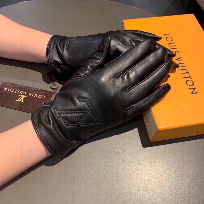 NO:554702,Batch 2025 new exclusive first touch screen women's gloves LV [original order quality] official website synchronized women's new high-end sheepskin gloves, the goddess's first choice. Don't miss 100% imported sheepskin. The leather is fine and soft. Pay attention to the imported sheepskin's special feel and cashmere lining to keep warm. Top-notch workmanship. No detail is spared. Genuine version. Counter one to one. Comes with box. Size M L gloves, gloves, louis vuitton, sheepskin, gloves.19860909批 2025新款独家首发触屏女款手套LV【原单品质】官网同步女士新款高档羊皮手套女神首选 不可错过百分百选用进口羊皮 皮质细腻柔软 认准进口羊皮特有手感羊绒内里保暖更佳 顶级做工任何细节都不放过正品开版 专柜一比一 配盒子 码数Ｍ L手套,手套,louis vuitton,sheepskin,gloves,accessory