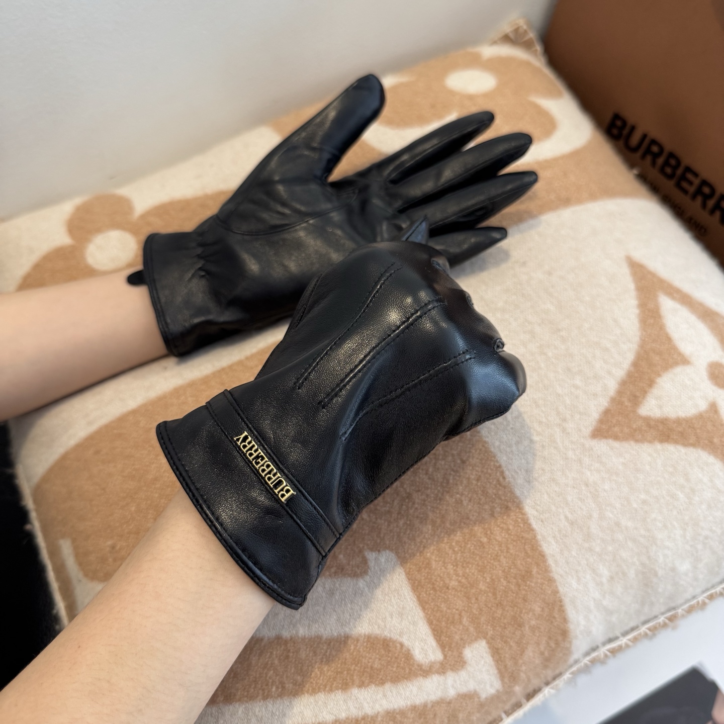 NO:554688,Batch BURBERRY new counter sheepskin gloves, fashionable gloves, warm in autumn and winter with velvet lining, classic, simple and easy to use, super comfortable, soft and versatile!  Size ML gloves, gloves, burberry, burberry, sheepskin, gloves19860909批 巴宝莉BURBERRY 专柜新品羊皮手套,时尚手套,秋冬保暖加绒内里,经典简洁上手超舒适柔软、百搭！码数ML手套,手套,burberry,burberry,sheepskin,gloves,accessory