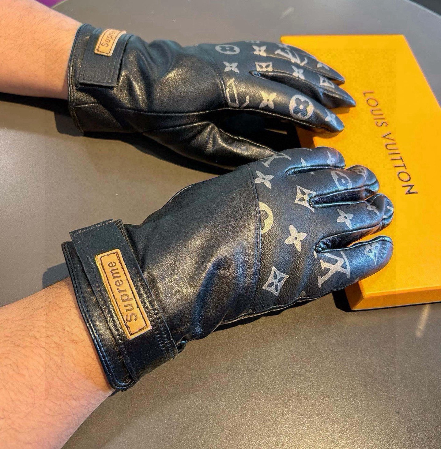 NO:554694,Batch 2025 new exclusive first touch screen men's gloves LV [original order quality] The official website synchronizes men's new high-end sheepskin gloves, the first choice of goddess Jimei. Don't miss 100% imported sheepskin. The leather is fine and soft. Pay attention to the imported sheepskin with its special feel and cashmere lining to keep warm. Top-notch workmanship. No detail is spared. Authentic version. Counter one-to-one size XLXXL gloves, gloves, louis vuitton, sheepskin, gloves19860909批 2025新款独家首发触屏男士手套LV【原单品质】官网同步男士新款高档羊皮手套女神集美们首选 不可错过百分百选用进口羊皮 皮质细腻柔软 认准进口羊皮特有手感羊绒内里保暖更佳 顶级做工任何细节都不放过正品开版 专柜一比一 码数XLXXL手套,手套,louis vuitton,sheepskin,gloves,accessory