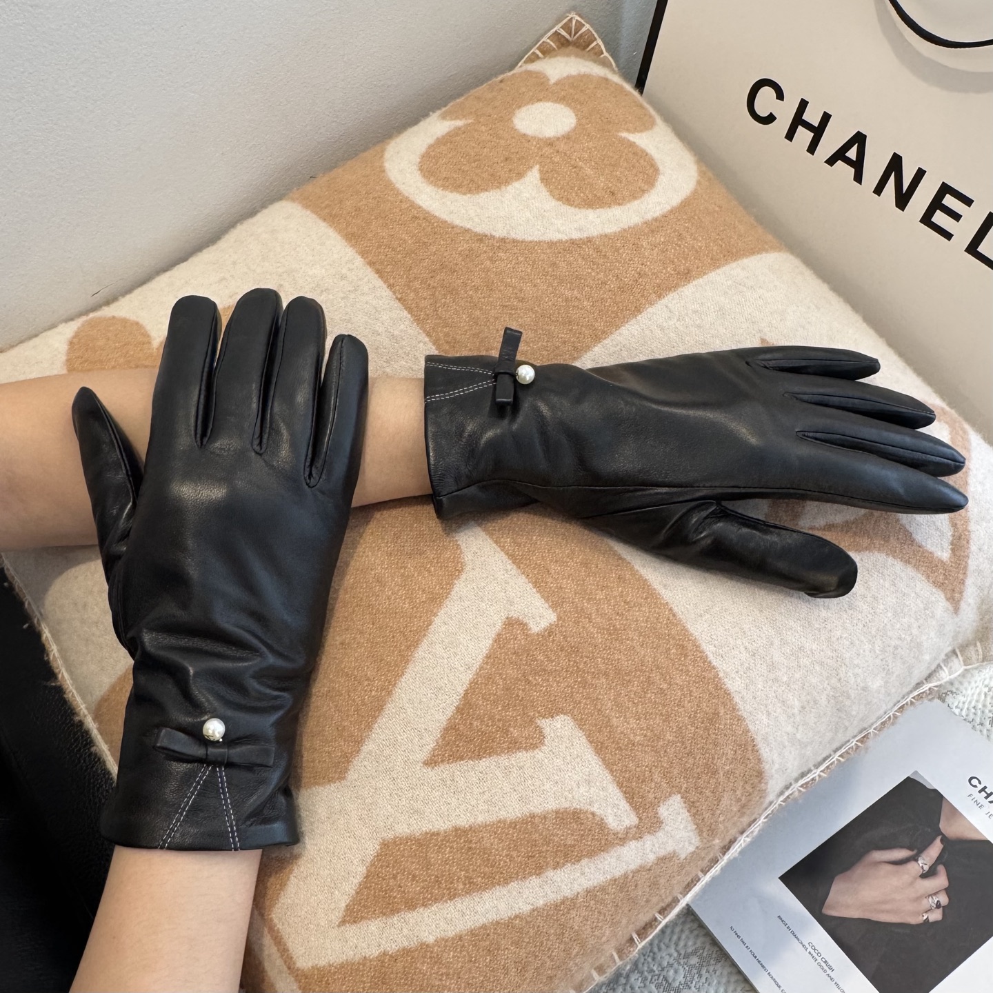 NO:554709,Batch 2025 new exclusive first touch screen gloves Chanel Chanel [original order quality] official website synchronized women's new high-end sheepskin gloves are the first choice of goddesses. Don't miss 100% imported sheepskin. The leather is fine and soft. Look for imported sheepskin with a special feel and cashmere lining for better warmth. A must-have for goddesses with peach heart decoration. Top-notch workmanship. No detail is spared. Authentic open version. Counter one to one. Comes with box. Size M.  L gloves, gloves, chanel, chanel, sheepskin, gloves19860909批 2025新款独家首发触屏手套 Chanel香奈儿【原单品质】官网同步女士新款高档羊皮手套女神首选 不可错过百分百选用进口羊皮 皮质细腻柔软 认准进口羊皮特有手感羊绒内里保暖更佳 桃心装饰女神必备顶级做工任何细节都不放过正品开版 专柜一比一 配盒子 码数Ｍ L手套,手套,chanel,chanel,sheepskin,gloves,accessory