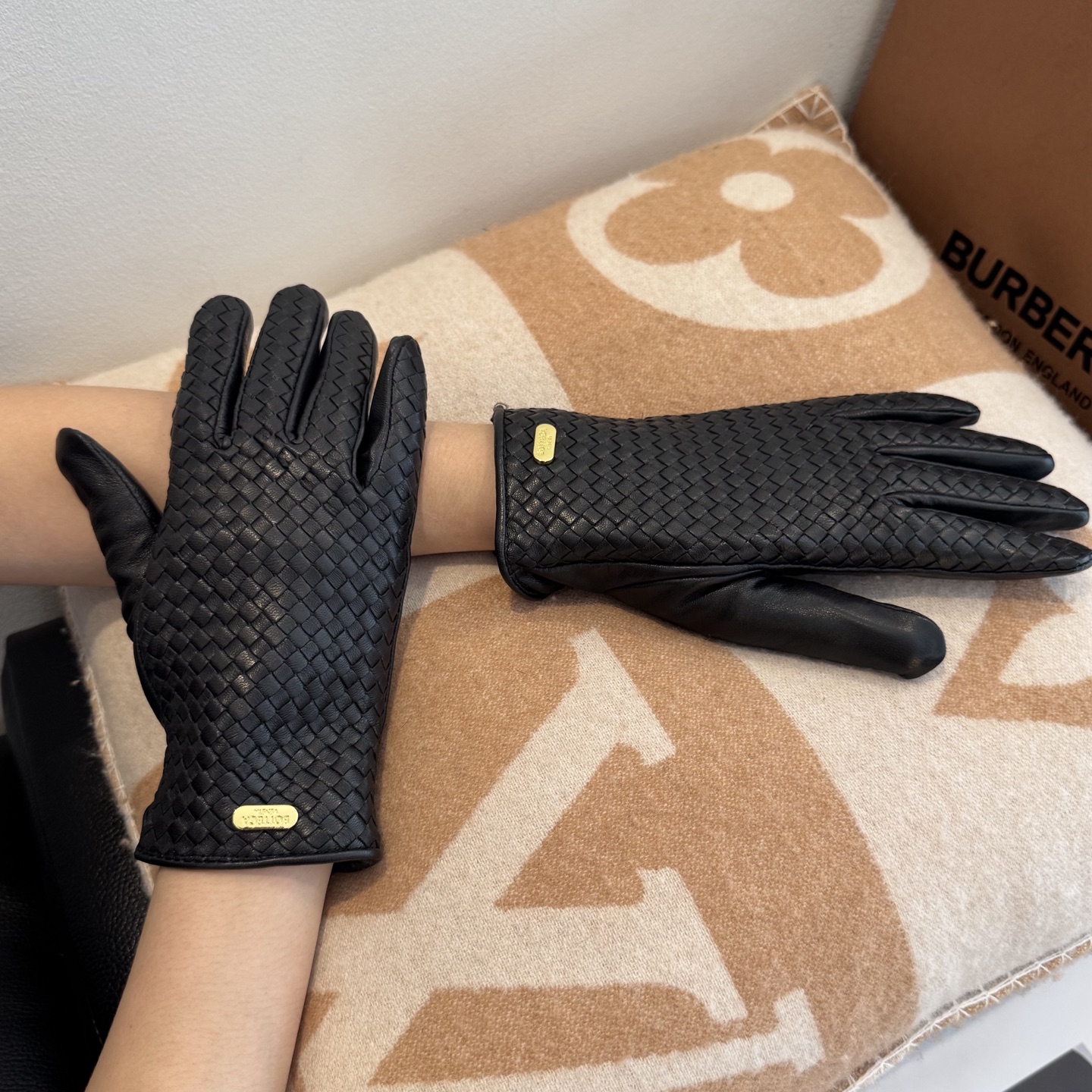 NO:554713,Batch 2025 new exclusive first touch screen fully knitted gloves BV [original order quality] official website synchronized women's new high-end sheepskin gloves are the goddess's first choice. Don't miss 100% imported sheepskin. The leather is fine and soft. Look for the imported sheepskin's special feel and cashmere lining to keep warm. Top-notch workmanship. No detail is spared. Genuine version. Counter one to one. Packaging size M L gloves, gloves, bottega veneta, sheepskin, gloves.19860909批 2025新款独家首发触屏全编织手套 BV【原单品质】官网同步女士新款高档羊皮手套女神首选 不可错过百分百选用进口羊皮 皮质细腻柔软 认准进口羊皮特有手感羊绒内里保暖更佳 顶级做工任何细节都不放过正品开版 专柜一比一 配包装 码数Ｍ L手套,手套,bottega veneta,sheepskin,gloves,accessory