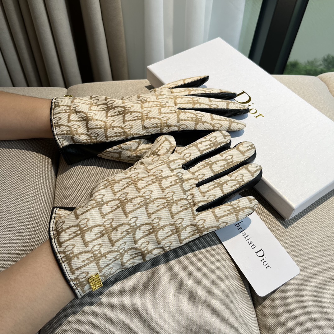 NO:554686,Batch new exclusive first touch screen gloves Dior Dior [original quality] official website synchronized women's new high-end sheepskin gloves are the first choice of goddess Jimei. Don't miss 100% imported sheepskin. The leather is fine and soft. Pay attention to the imported sheepskin with its unique feel and cashmere lining for better warmth. The original customized hardware is top-notch and no detail is spared. Size M L gloves, gloves, dior, dior, sheepskin, gloves19860909批 新款独家首发触屏手套 Dior迪奥【原单品质】官网同步女士新款高档羊皮手套女神集美们首选 不可错过百分百选用进口羊皮 皮质细腻柔软 认准进口羊皮特有手感羊绒内里保暖更佳 原版定制五金顶级做工任何细节都不放过 码数Ｍ L手套,手套,dior,dior,sheepskin,gloves,accessory