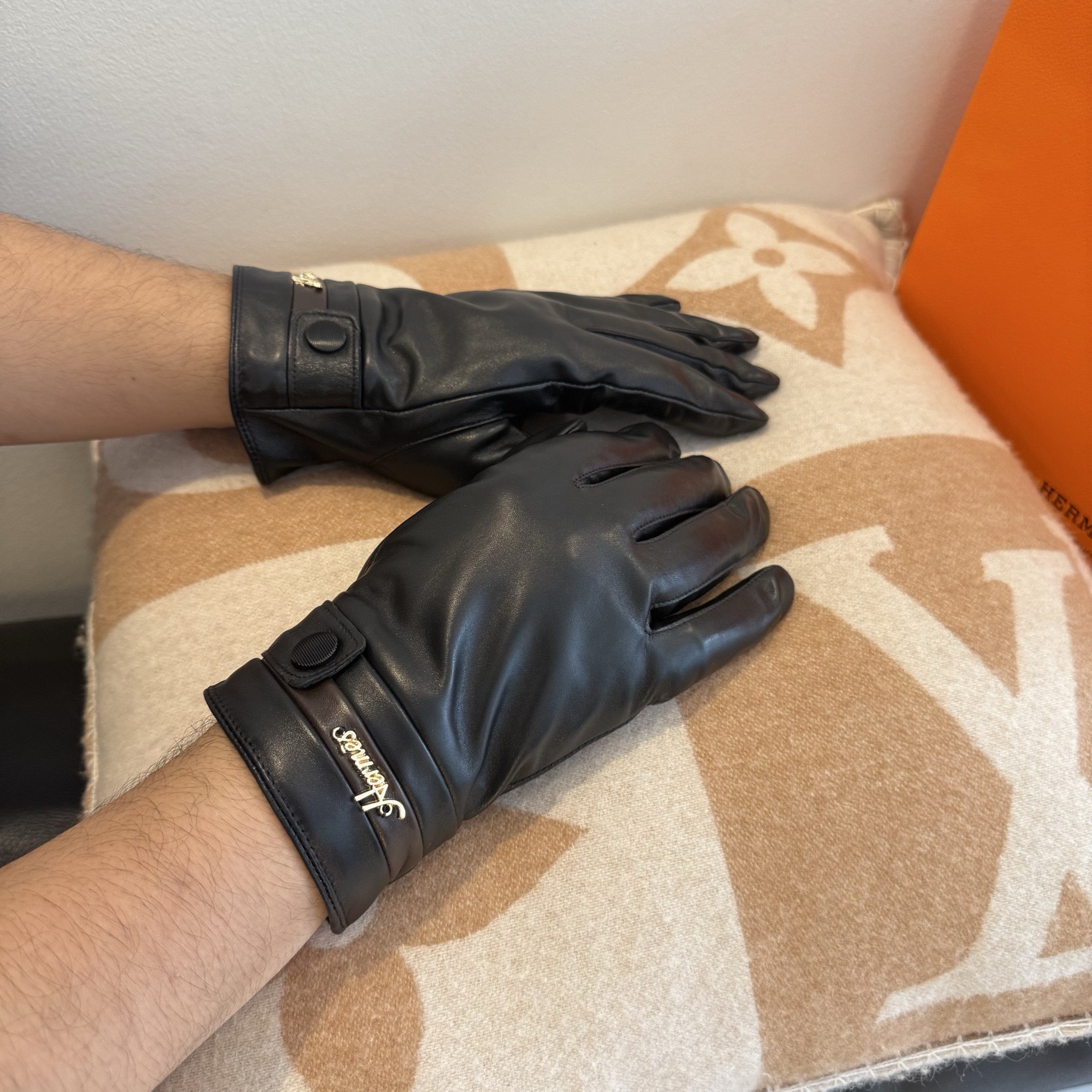 NO:554695,Batch 2025 Hermes men's gloves, exclusively customized, with deerskin pattern imported first-grade sheepskin lining!  Luxurious and generous, can be controlled by any age!  Comes with box size, XL, XXL. Must sell if you transfer the picture!  gloves, gloves, hermes, hermes, sheepskin, gloves19860909批 2025爱马仕HERMES男士手套,独家定制,鹿皮纹进口一级羊皮绒里！奢华大方,任何年龄都可以驾驭！配盒子码数、XL、XXL 转图必卖哦！手套,手套,hermes,hermes,sheepskin,gloves,accessory