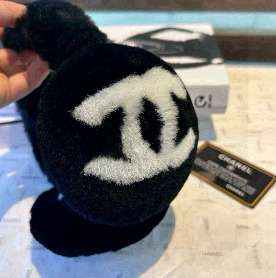 NO:554593,Batch, the same style for men and women is worth having. The world is beautiful and beautiful, and the same style is used by Internet celebrities. Chanel ski earmuffs, a must-have for daily warmth and travel. The daily sunken shape of skiing is simply amazing. Warm and cheering items. Good appearance. Reserved black and white color matching. Can be worn for a lifetime. Classic items that will not go out of style. Gloves, gloves, chanel, gloves19860909批、男女同款疯狂打call值得拥有 人间白富美,网红明星同款 香奈儿滑雪耳罩,日常保暖出行必备 滑雪日常凹造型简直太赞了 保暖打气物件 高颜值 自留黑白拼色 可以戴一辈子不过时的经典单品 手套,手套,chanel,gloves,accessory