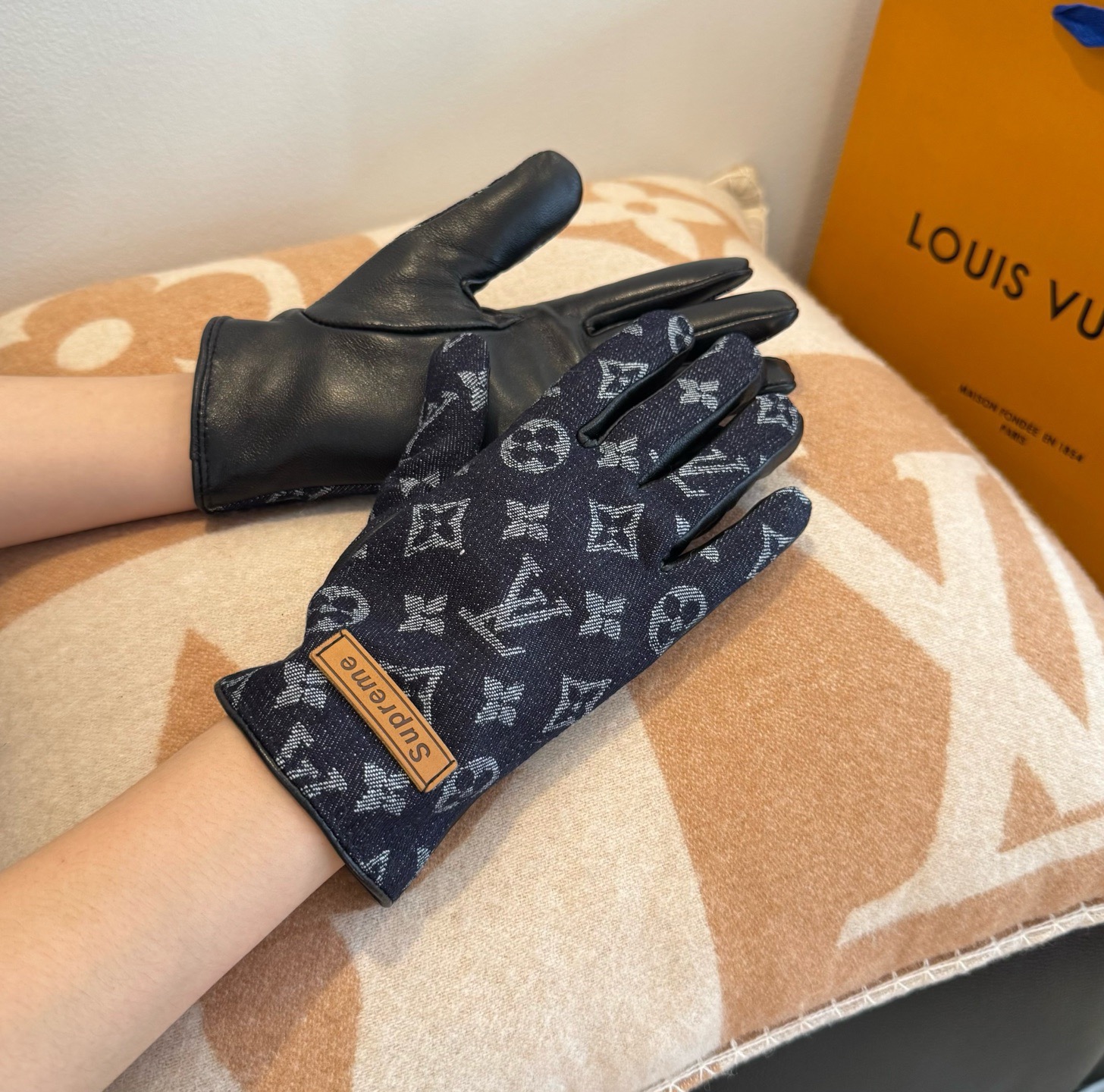 NO:554714,Batch 2025 LV new denim with leather gloves, fashionable motorcycle gloves, new autumn and winter cloth lining, fashionable, super comfortable, soft and versatile!  Jimei goddess must accessory box size ML gloves, gloves, louis vuitton, gloves19860909批 2025LV新品牛仔配皮手套,时尚机车手套,秋冬新品布内里,时尚上手超舒适柔软、百搭！集美女神必备配盒子码数ML手套,手套,louis vuitton,gloves,accessory