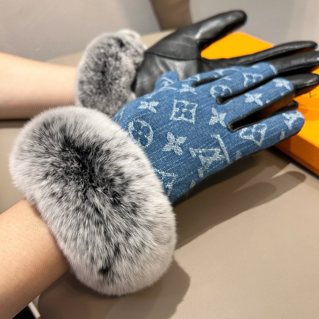 NO:554722,Batch 2025 LV new denim with leather gloves, fashionable motorcycle gloves, new autumn and winter cloth lining, fashionable, super comfortable, soft and versatile!  Jimei goddess must accessory box size ML gloves, gloves, louis vuitton, gloves19860909批 2025LV新品毛口牛仔配皮手套,时尚机车手套,秋冬新品布内里,时尚上手超舒适柔软、百搭！集美女神必备配盒子码数ML手套,手套,louis vuitton,gloves,accessory
