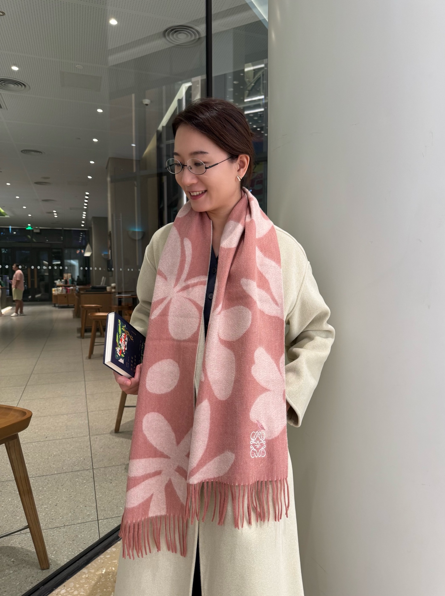 NO:554383,New!  loewe.Loewe  .Rare and gentle color matching, low-key yet elegant] Highly recommended, high-end, comfortable and fashionable temperament, niche, but full of big-name style, super Amway loewe, this soft scarf that touches the heart, floral embroidered logo, extremely simple color combination is eye-catching, the finishing touch without losing beauty, the pursuit of successful people, the color is absolute, the light water ripples are a bit unique and fairy-like, the color is elegant, not enchanting, very soft cashmere material specification 35x  cm high version scarf, high version scarf, loewe, loewe19860909上新！loewe.罗意威 .难得一见的温柔配色,低调又不失优雅】重点推荐高级舒适时髦气质,名小众,却大牌范十足,超级安利loewe这款触动内心的柔美围巾,花卉刺绣logo极其简单的颜色搭配抢眼,点睛之笔确又不失美感,成功人士的追求,色彩绝对,淡淡的水波纹有点独有的仙气,颜色淡雅,不妖娆非常柔软的羊绒材质规格35x cm高版本围巾,高版本围巾,loewe,loewe,scarf