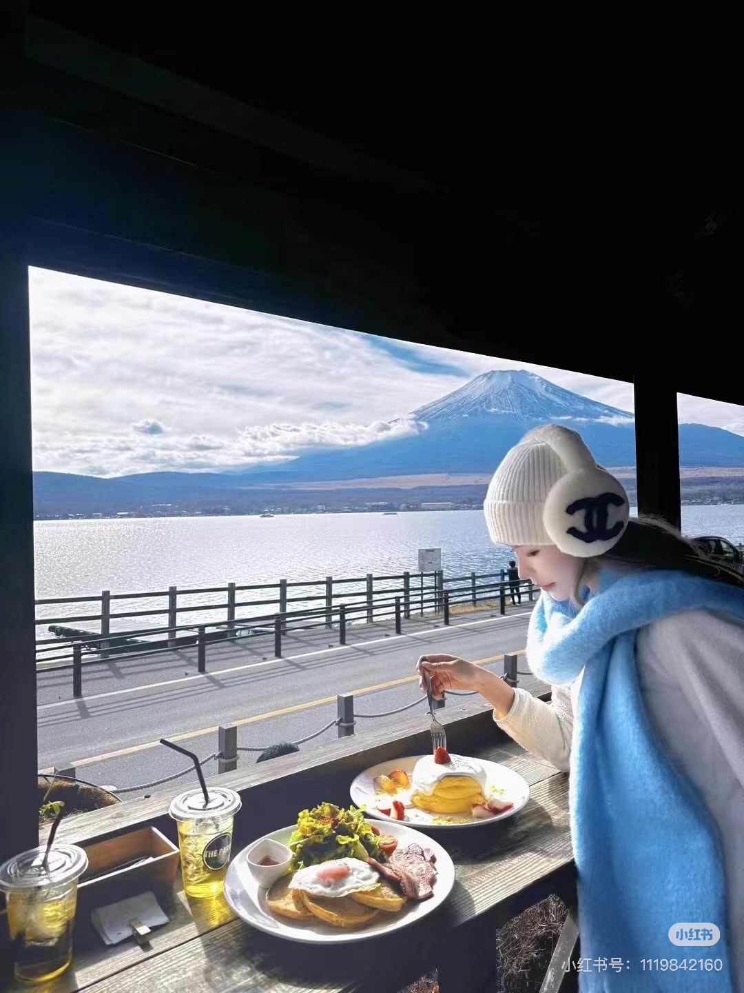 NO:554807,Batch, one-sided men's and women's styles are crazy and worthy of being owned. The world is beautiful and beautiful, and Internet celebrity stars have the same style. Chanel ski earmuffs, a must-have for daily warmth and travel. The daily concave shape of skiing is simply amazing. Warm and cheering items. High-quality. Self-retained black and white color matching. Classic items that can be worn for a lifetime and will not go out of style. Gloves, gloves, chanel, gloves19860909批、单面男女同款疯狂打call值得拥有 人间白富美,网红明星同款 香奈儿滑雪耳罩,日常保暖出行必备 滑雪日常凹造型简直太赞了 保暖打气物件 高颜值 自留黑白拼色 可以戴一辈子不过时的经典单品 手套,手套,chanel,gloves,accessory