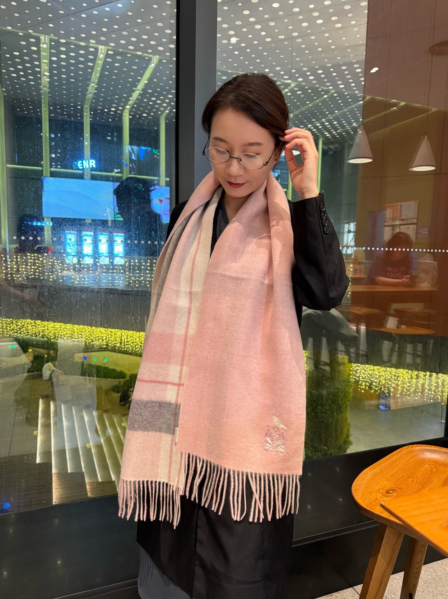 NO:554368,Loewe · Loewe's rare gentle color matching, low-key yet elegant  We highly recommend cashmere with double-sided color matching, one side plaid and one solid color, a scarf with two styles, high-end, comfortable and fashionable temperament, niche name, but full of big-name style. Super Amway loewe is a soft scarf that touches the heart, with exquisite flower and bird embroidery logo, the finishing touch is true without losing beauty. The color is absolute, a bit unique and fairy-like, the absolute choice for couples, the color is elegant, not enchanting, specifications 35x  cm high version scarf, high version scarf, loewe, loewe19860909Loewe · 罗意威难得一见的温柔配色,低调又不失优雅 重点推荐羊绒双面配色,一面格子一面纯色,一条围巾两种风格搭配,高级舒适时髦气质,名小众,却大牌范十足,超级安利loewe这款触动内心的柔美围巾,搭配精致花鸟刺绣logo,点睛之笔确又不失美感,色彩绝对,有点独有的仙气,绝对的情侣款不二之选,颜色淡雅,不妖娆规格35x cm高版本围巾,高版本围巾,loewe,loewe,scarf