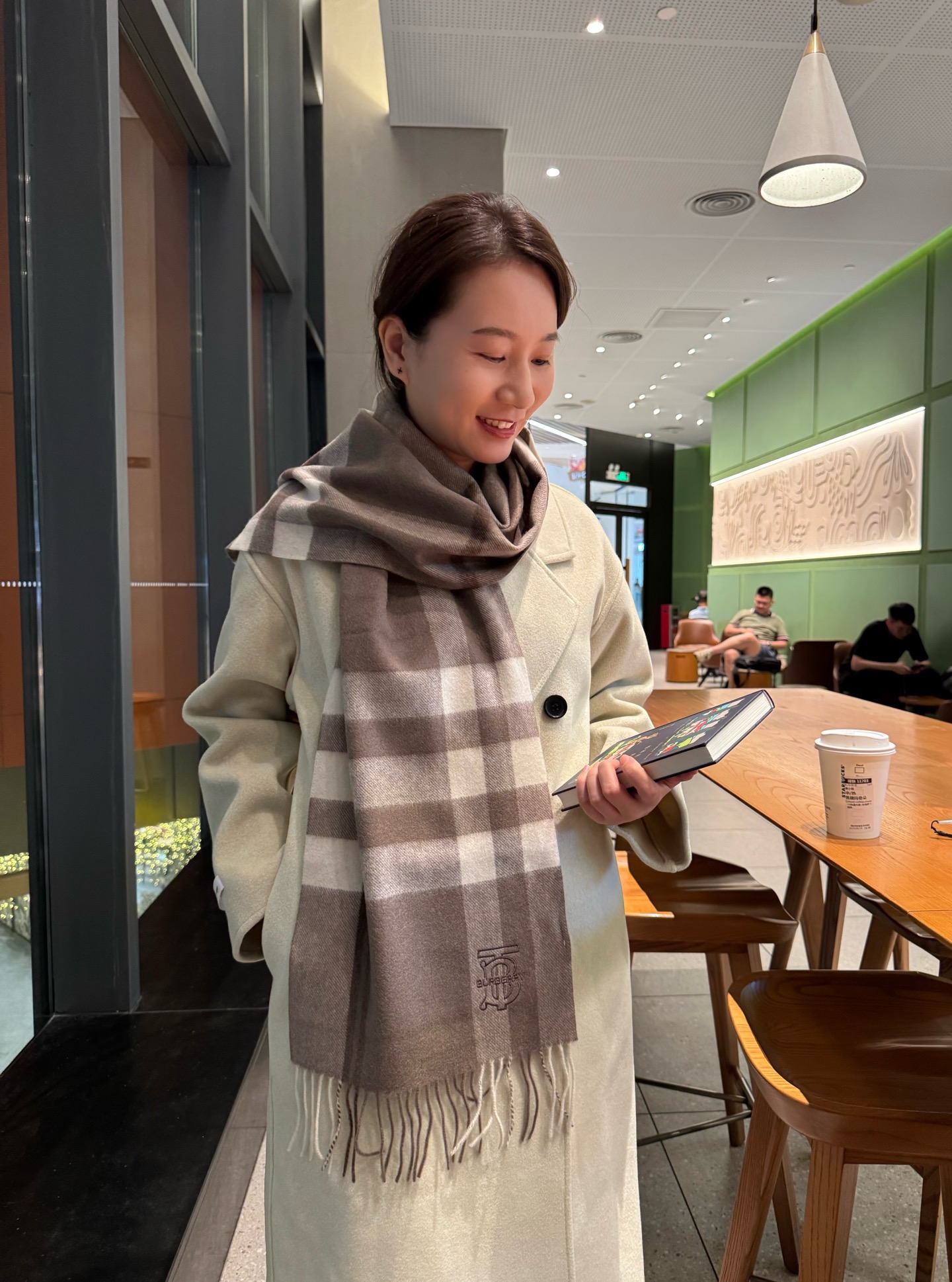 NO:554370,The exquisite embroidery of Burberry's export order tail goods makes the scarf look more high-end and elegant. The design of high-end scarves has always been simple but super nice. It is very practical and versatile for daily use. The texture is really appreciated for the raw materials provided by customers. It is soft and waxy, and the drape is also very good. In short, I really like this expert-level fashion sense. Fashionable people with attitude will definitely like it. Young, fashionable, confident, and attitude. Very beautiful!  This kind of design is more advanced, more grand, and more worthy of recommendation. Size: 30x cm high version scarf, high version scarf, burberry, burberry19860909Burberry ·巴宝莉出口订单尾货精致的刺绣让围巾显得更加高级优雅,高端围巾设计向来都很简约但就是超nice,日常非常实用百搭手感真的非常赞客供原料,软糯,垂感也非常好,总之非常非常喜欢这种高手级别的时髦感,有态度的时髦人一定会喜欢.年轻,时髦,自信,有态度.很美！这样的设计更高级,更大气,更加经得起推荐 尺寸:30x cm高版本围巾,高版本围巾,burberry,burberry,scarf