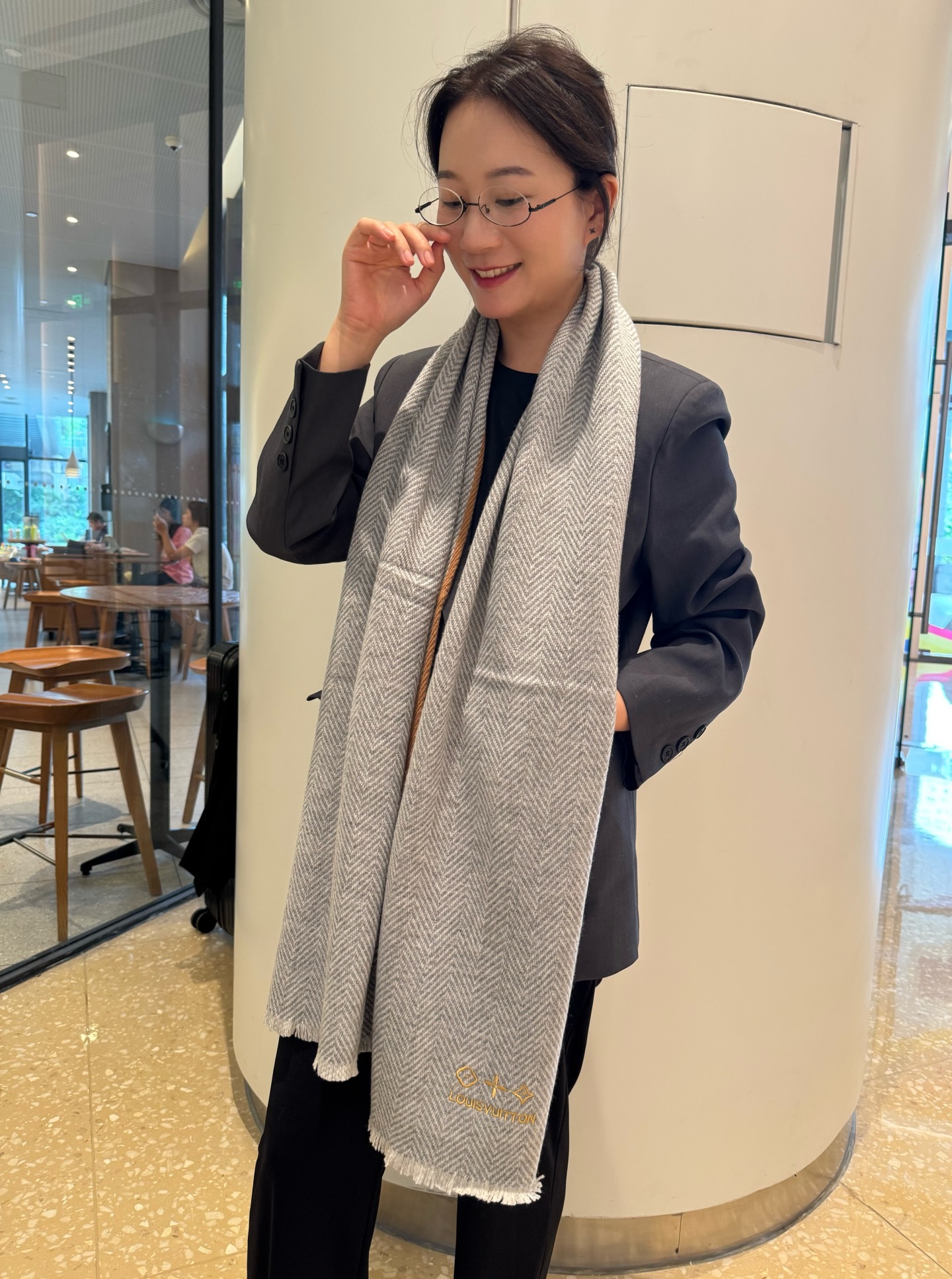 NO:554374,Lv cashmere scarf is a big new release, a hot model, the best hard goods in the channel ~ The last order of the direct supply counter in Italy is very small, the customer-supplied cashmere fabric has a soft and waxy feel, and has been treated with 'trembling' to increase the brightness of the color. It has always been based on the strict selection of the highest quality cashmere. Without comparison, there is no harm. The world's top cashmere makes the scarf extremely luxurious.  It also increases the beauty and functionality. You must keep two of each color. No headaches when matching, no regrets for ten thousand years. What is particularly recommended is that this style is a twill color, carefully selected popular colors, the color is bright and high-end, and the whole family can match any color. 45*200cm, Albas cashmere high version scarf, high version scarf, louis  vuitton19860909Lv羊绒围巾送给重磅上新,爆款爆款,渠道极品硬货～出口意大利直供专柜尾单到手数量极少,客供面料羊绒,手感软糯,经“颤栗”处理,增加了色彩的鲜艳度一直以严格选用最高品质的羊绒为基准,没有对比就没有伤害,世界最顶级羊绒,让围巾奢华到不行,更是增加了美感和功能性,每色必留两条,搭配不头疼,不留后悔一万年,特别值得推荐的是,此款是斜纹色系,精挑细选的流行配色,色彩感鲜明又高级的感觉全家哪个颜色都可以互相搭配45*200cm,阿尔巴斯山羊绒高版本围巾,高版本围巾,louis vuitton,scarf