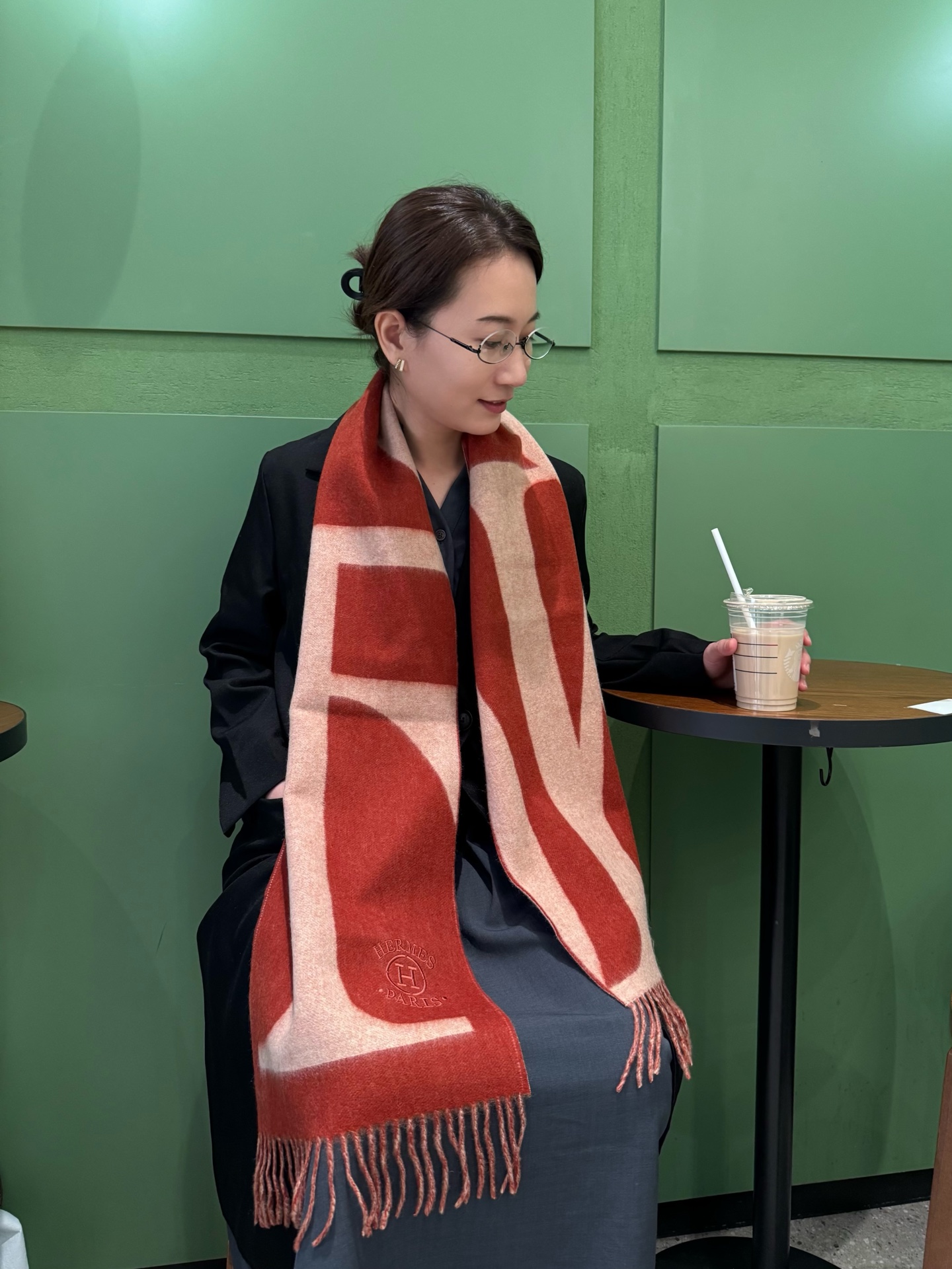 NO:554378,Hermès double-sided scarf for couples, it looks crazy good, so stylish and charming, a very elegant and fashionable autumn and winter item!  I really like the lambswool, the feel is really amazing and the effect on the upper body is really good no matter how you wear it!  !  This style is really worth buying with your eyes closed, and it can be easily worn by any age group!  !  !  35*200cm high version scarf, high version scarf, hermes19860909爱马仕双面围巾情侣款,好看的要疯掉了,太有型太有魅力了非常斯文时尚的秋冬单品！真的很喜欢羔绒,手感真的绝了上身效果真的随便怎么围都好看！！这种款式真的闭着眼买,任何年龄层都轻松驾驭！！！35*200cm高版本围巾,高版本围巾,hermes,scarf