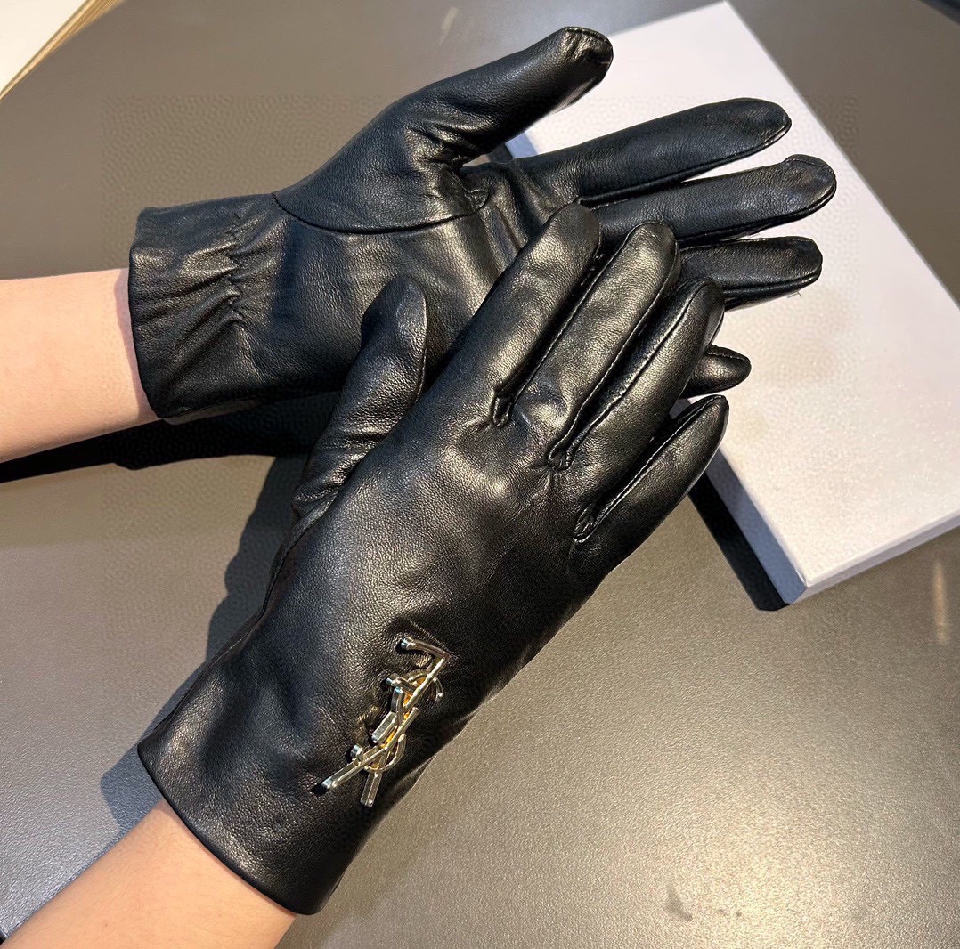 NO:554777,Batch of 2025 new exclusive launch Saint Laurent YLS touch screen women's gloves [original order quality] official website synchronized women's new high-end sheepskin gloves are the goddess's first choice. Don't miss 100% imported sheepskin. The leather is fine and soft. Pay attention to the imported sheepskin with its special feel and cashmere lining for better warmth. Top-notch workmanship. No detail is spared. Authentic version. Counter one-to-one size M L gloves, gloves, saint laurent, sheepskin, gloves.19860909批 2025新款独家首发圣罗兰YLS触屏女款手套【原单品质】官网同步女士新款高档羊皮手套女神首选 不可错过百分百选用进口羊皮 皮质细腻柔软 认准进口羊皮特有手感羊绒内里保暖更佳 顶级做工任何细节都不放过正品开版 专柜一比一 码数Ｍ L手套,手套,saint laurent,sheepskin,gloves,accessory