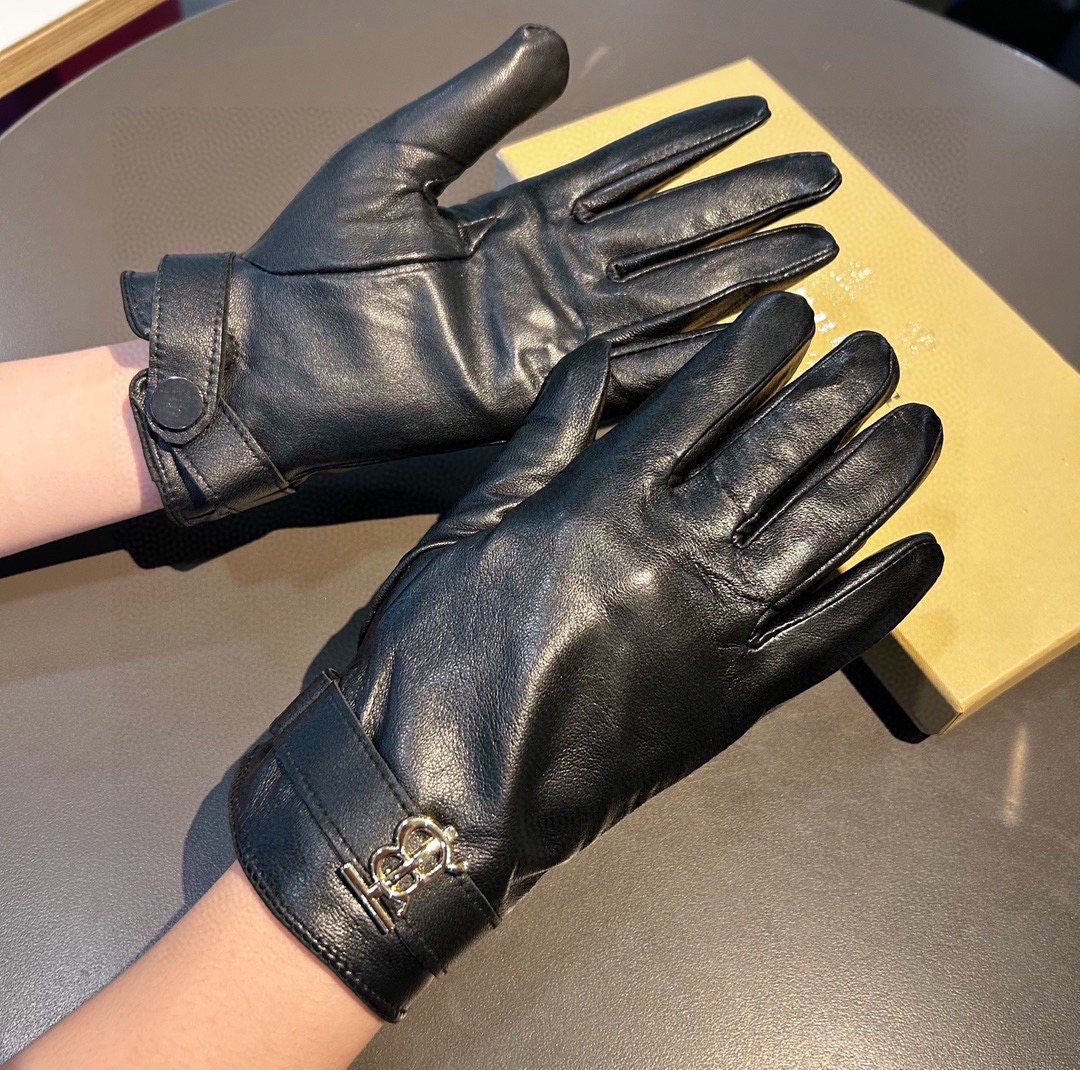 NO:554779,Batch BURBERRY new counter sheepskin gloves, fashionable gloves, warm in autumn and winter with velvet lining, classic, simple and easy to use, super comfortable, soft and versatile!  Size ML gloves, gloves, burberry, burberry, sheepskin, gloves19860909批 巴宝莉BURBERRY 专柜新品羊皮手套,时尚手套,秋冬保暖加绒内里,经典简洁上手超舒适柔软、百搭！码数ML手套,手套,burberry,burberry,sheepskin,gloves,accessory