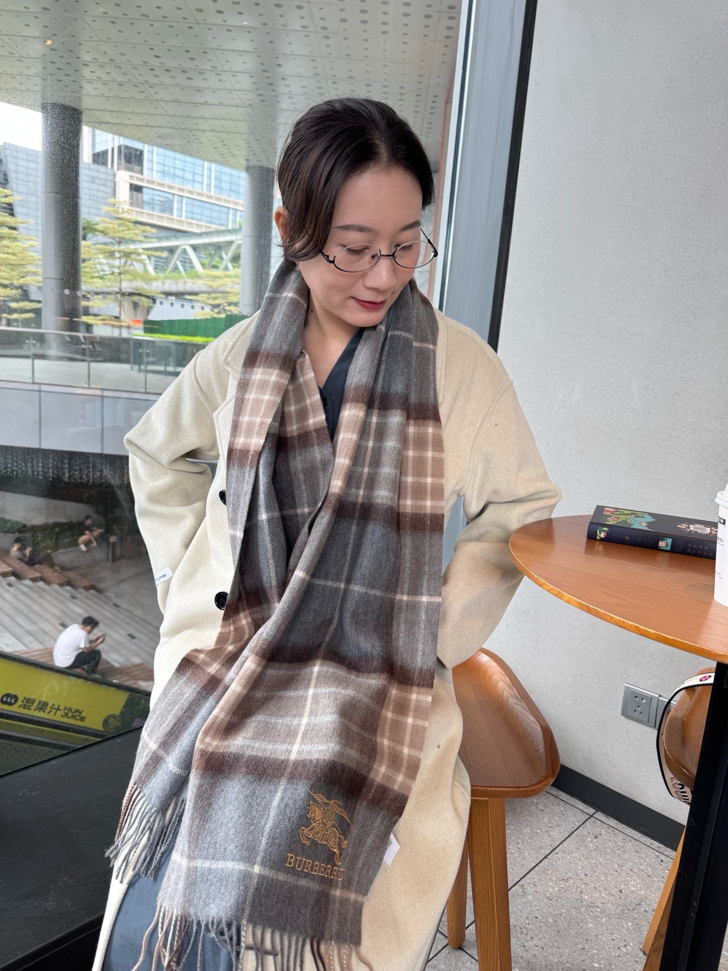 NO:554382,Burberry · Burberry cashmere scarf is crazy beautiful, so stylish and charming, a very elegant and fashionable autumn and winter item!  I really like it, the very classic couple design feels really great on the upper body and looks great no matter how you wear it!  !  This style is really worth buying with your eyes closed, and it can be easily worn by any age group!  !  !  30*200cm high version scarf, high version scarf, burberry, burberry19860909Burberry · 巴宝莉羊绒围巾好看的要疯掉了,太有型太有魅力了非常斯文时尚的秋冬单品！真的很喜欢,非常Classical的情侣设计手感真的绝了上身效果真的随便怎么围都好看！！这种款式真的闭着眼买,任何年龄层都轻松驾驭！！！30*200cm高版本围巾,高版本围巾,burberry,burberry,scarf