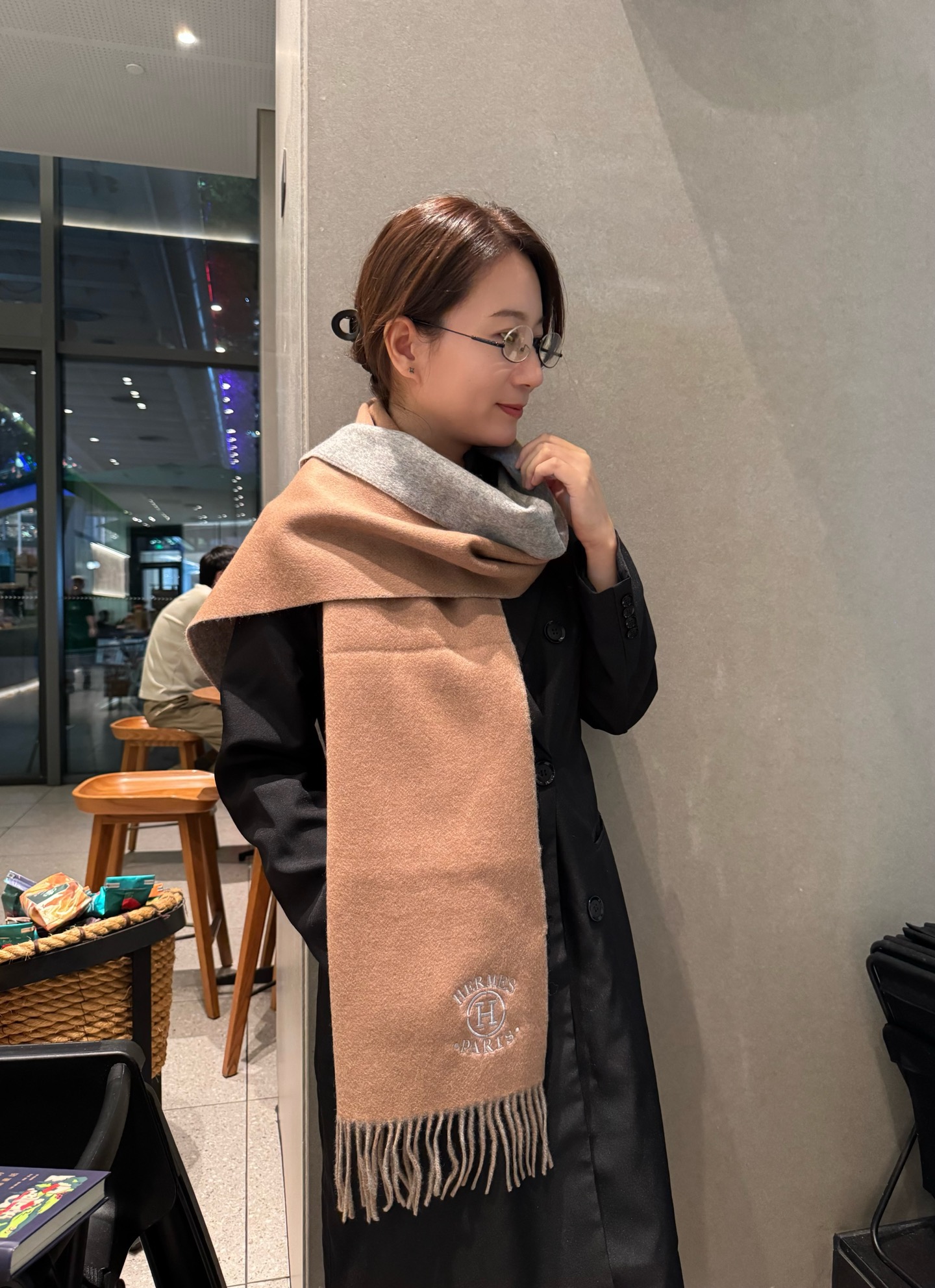 NO:554384,Hermès has a rare gentle color matching, low-key yet elegant. Highly recommend the double-sided color matching of cashmere, a scarf with two styles, high-end, comfortable and fashionable temperament, niche, but full of big-name style. Super Amway Hermès is a soft scarf that touches the heart, with exquisite embroidery logo, the finishing touch is indeed beautiful, the color is absolute, a little unique fairy spirit, the absolute choice for couples, the color is elegant, not enchanting, specifications 35x  cm high version scarf, high version scarf, hermes19860909爱马仕难得一见的温柔配色,低调又不失优雅 重点推荐羊绒双面配色,一条围巾两种风格搭配,高级舒适时髦气质,名小众,却大牌范十足,超级安利爱马仕这款触动内心的柔美围巾,搭配精致刺绣logo,点睛之笔确又不失美感,色彩绝对,有点独有的仙气,绝对的情侣款不二之选,颜色淡雅,不妖娆规格35x cm高版本围巾,高版本围巾,hermes,scarf