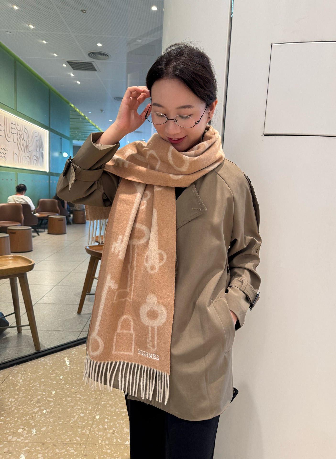 NO:554385,Hermes · Hermès highly recommended wool material is very warm, soft and skin-friendly, does not tie the neck, classic double-sided design, one scarf can be used in two styles for boys and girls, size 35*cm is full of love for high version scarf, high version scarf, hermes, hermes19860909Hermes · 爱马仕重磅推荐 羊毛材质非常保暖 柔软亲肤,不扎脖经典双面设计,一条围巾两种风格男孩女孩通用,size35*cm满满的爱高版本围巾,高版本围巾,hermes,hermes,scarf